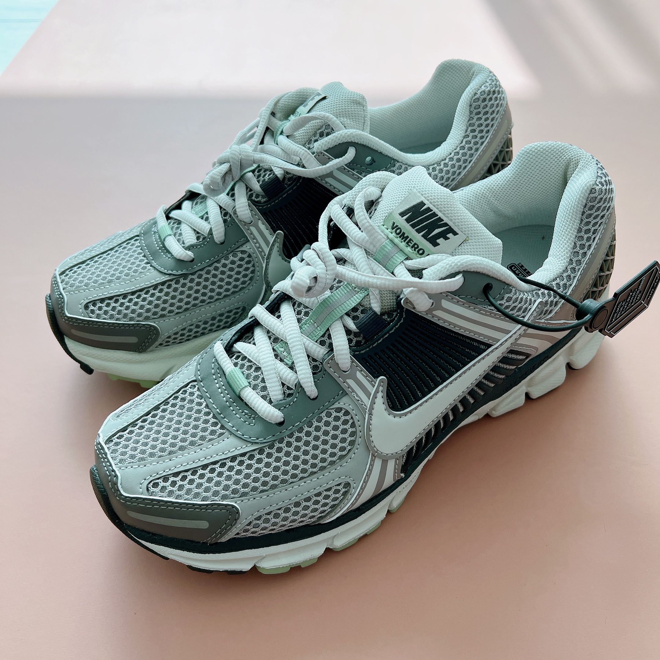 (W) Nike Zoom Vomero 5 Cobblestone and Flat Pewter 착용 스타일