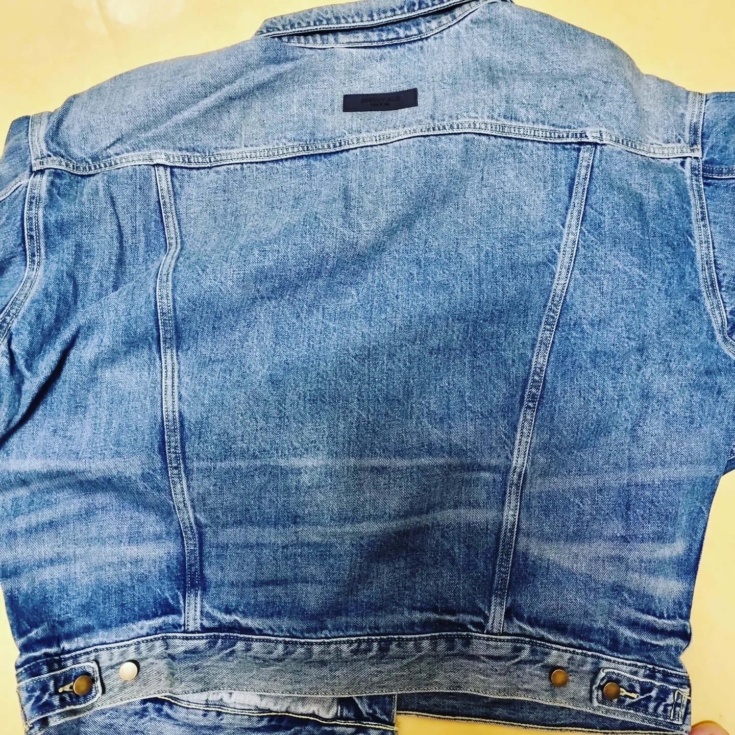 Essentials Trucker Jacket Indigo 착용 스타일 - 2