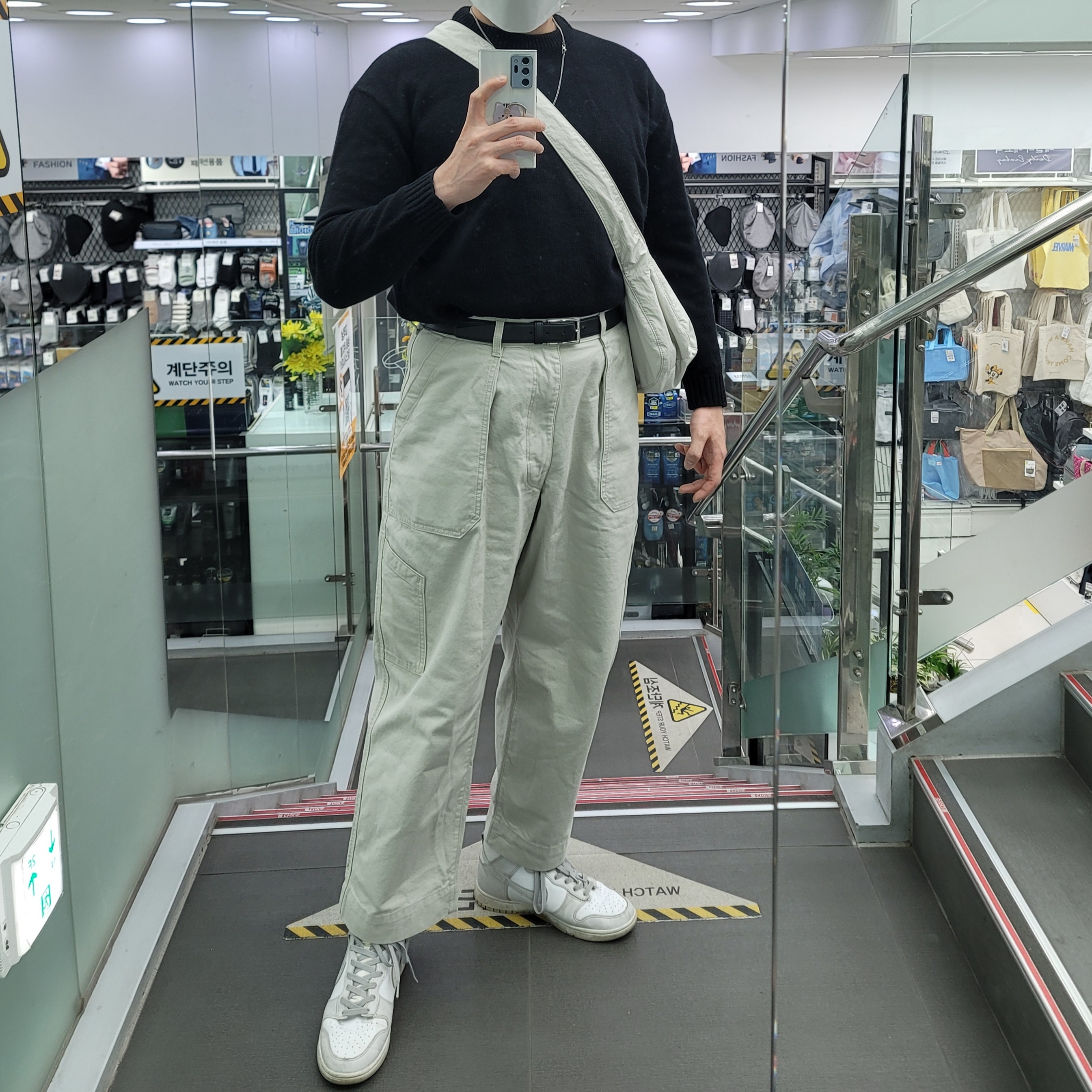 COS Nylon Crossbody Saddle Bag Light Grey Stone, Uniqlo U Wide Fit Baker Pants Natural 착용 스타일