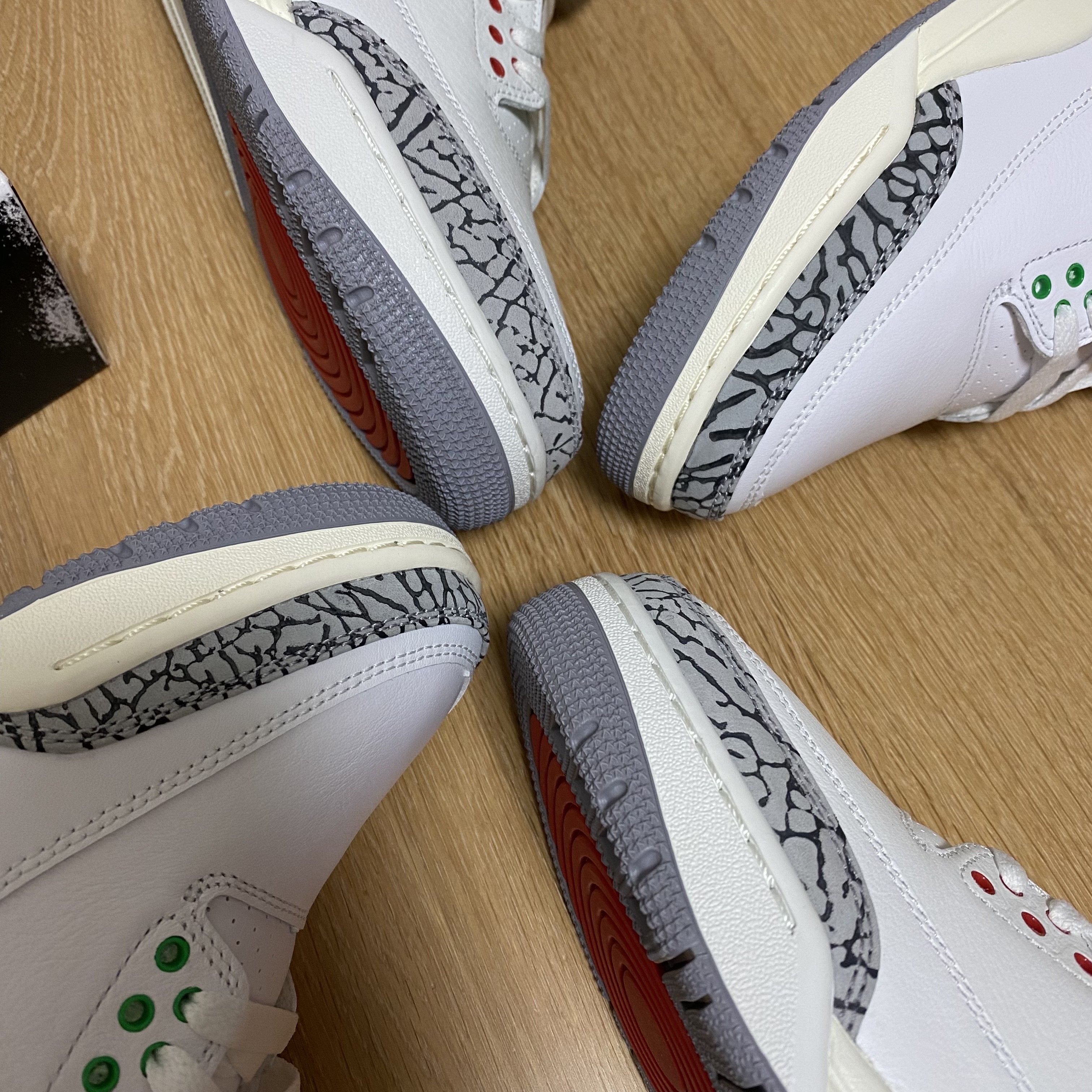 Jordan 3 Retro White Cement Reimagined, (W) Jordan 3 Retro Lucky Green 착용 스타일 - 2