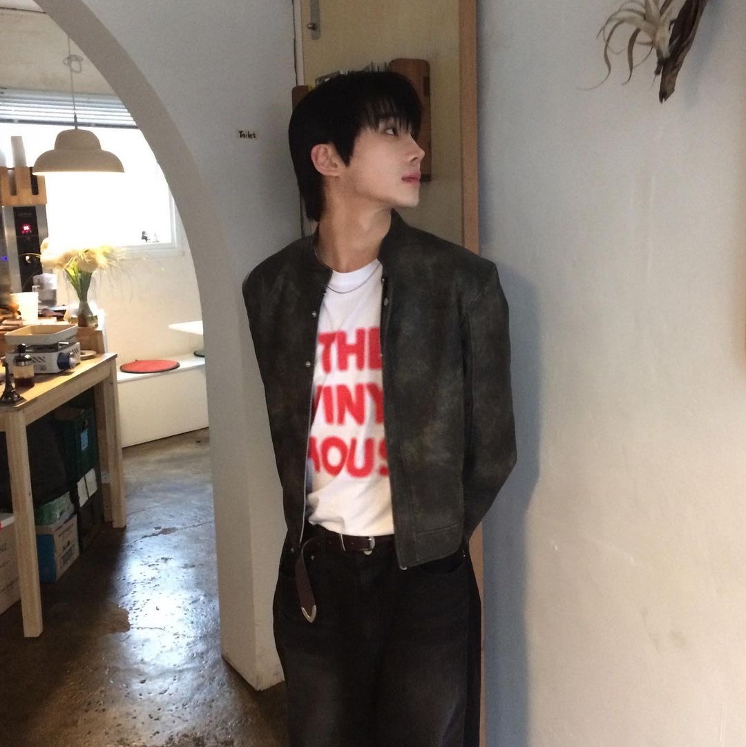 Thevinylhouse Spray Logo T-Shirt White 착용 스타일 - 4