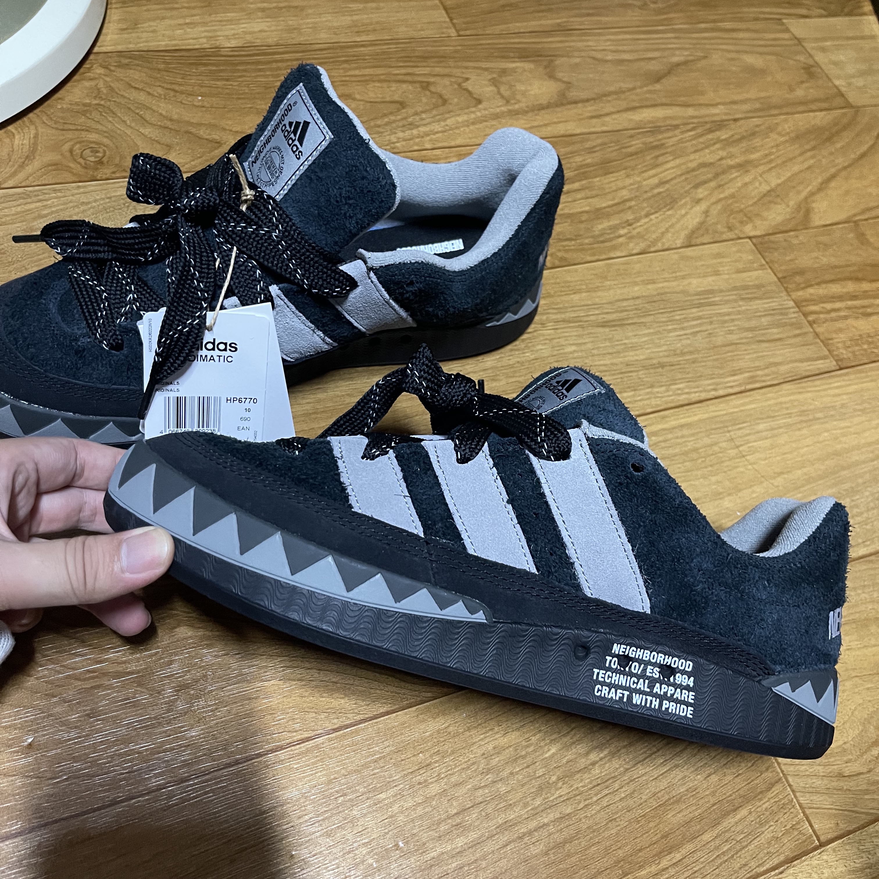 Adidas x Neighborhood Adimatic Core Black 착용 스타일 - 3