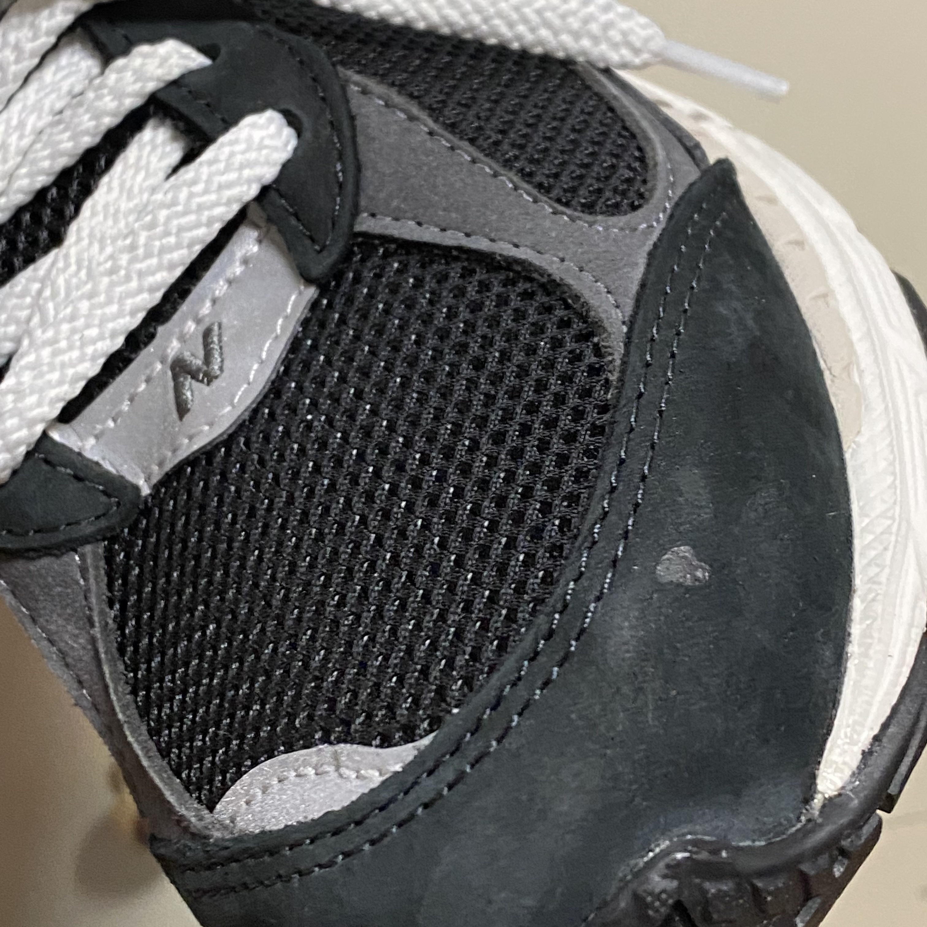 New Balance 2002R Premium Vintage Black 착용 스타일