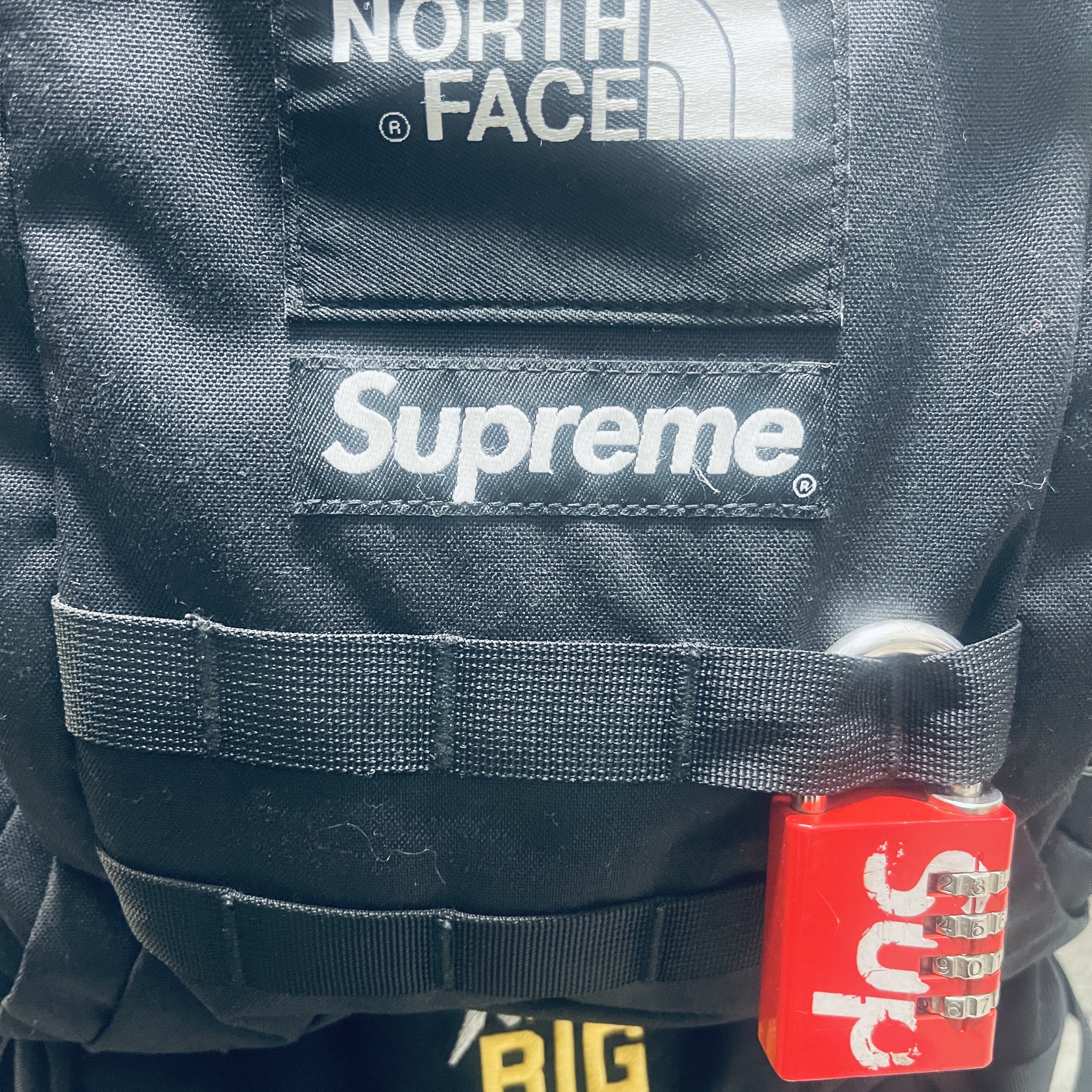 Supreme x The North Face RTG Backpack Black - 20SS, Supreme Master Lock Numeric Combination Lock Red - 19SS 착용 스타일