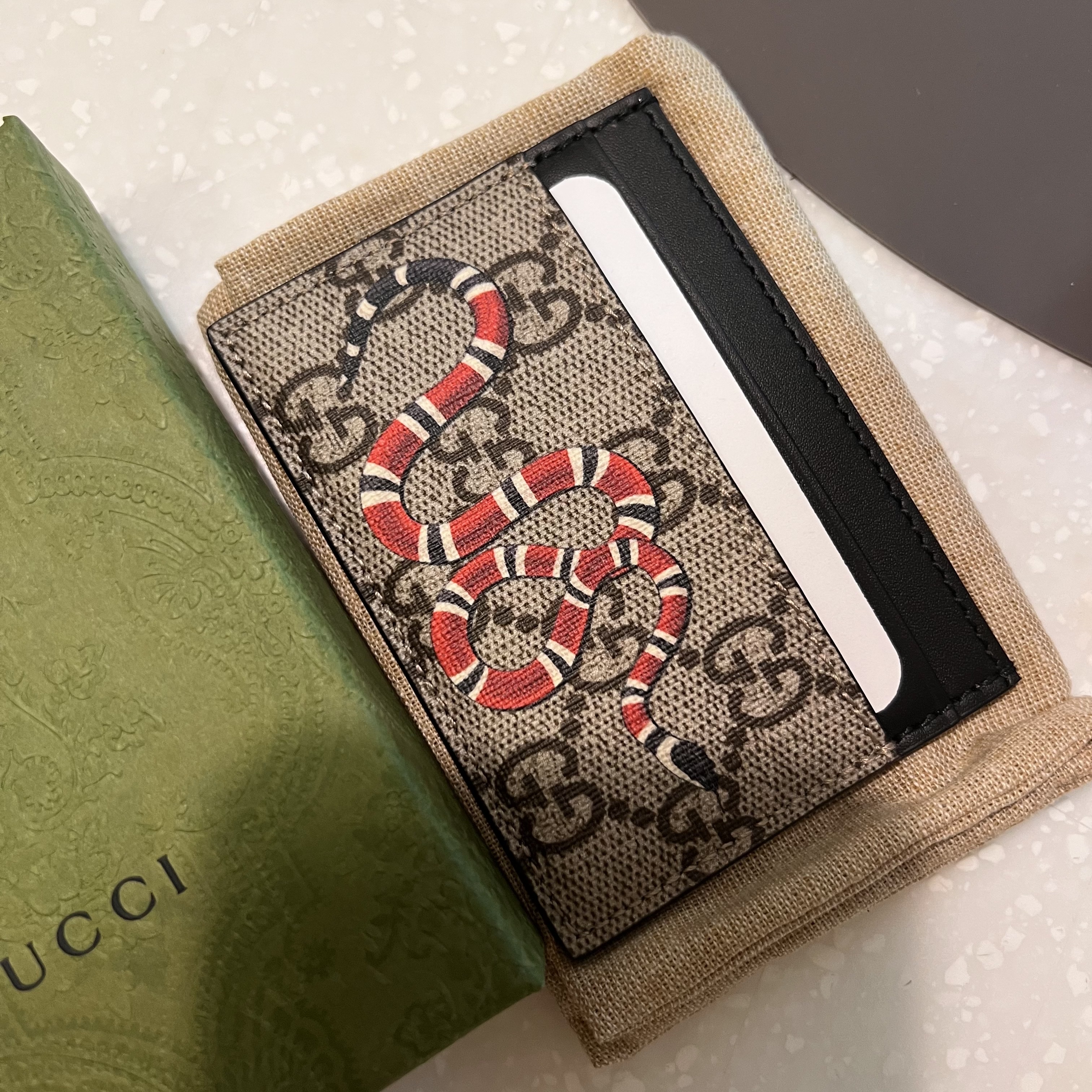 Gucci Bestiary Kingsnake Print Card Case Beige Ebony 착용 스타일 - 1