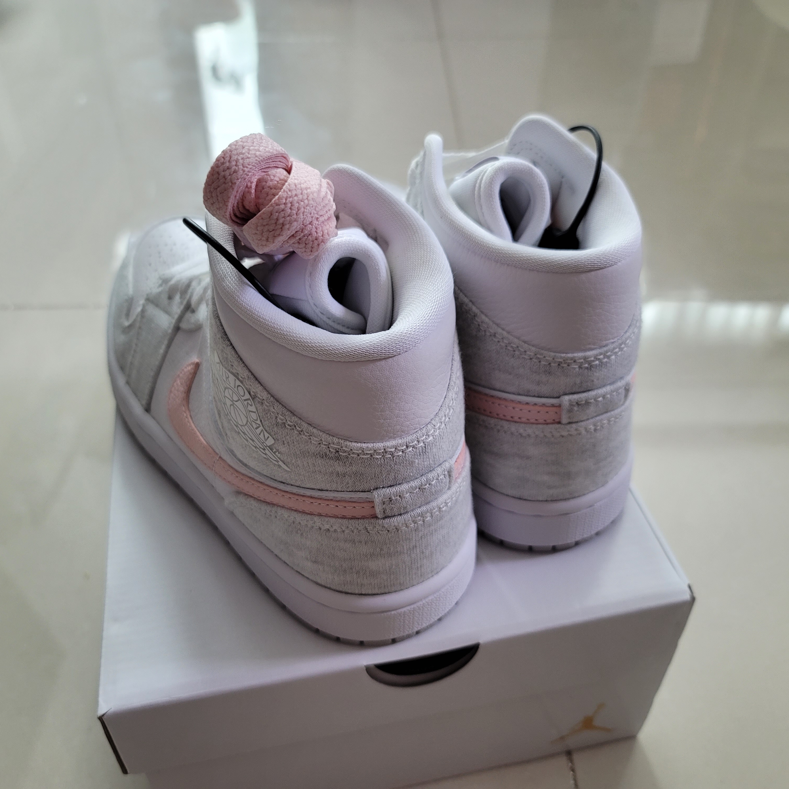 (W) Jordan 1 Mid SE Light Iron Ore 착용 스타일 - 3