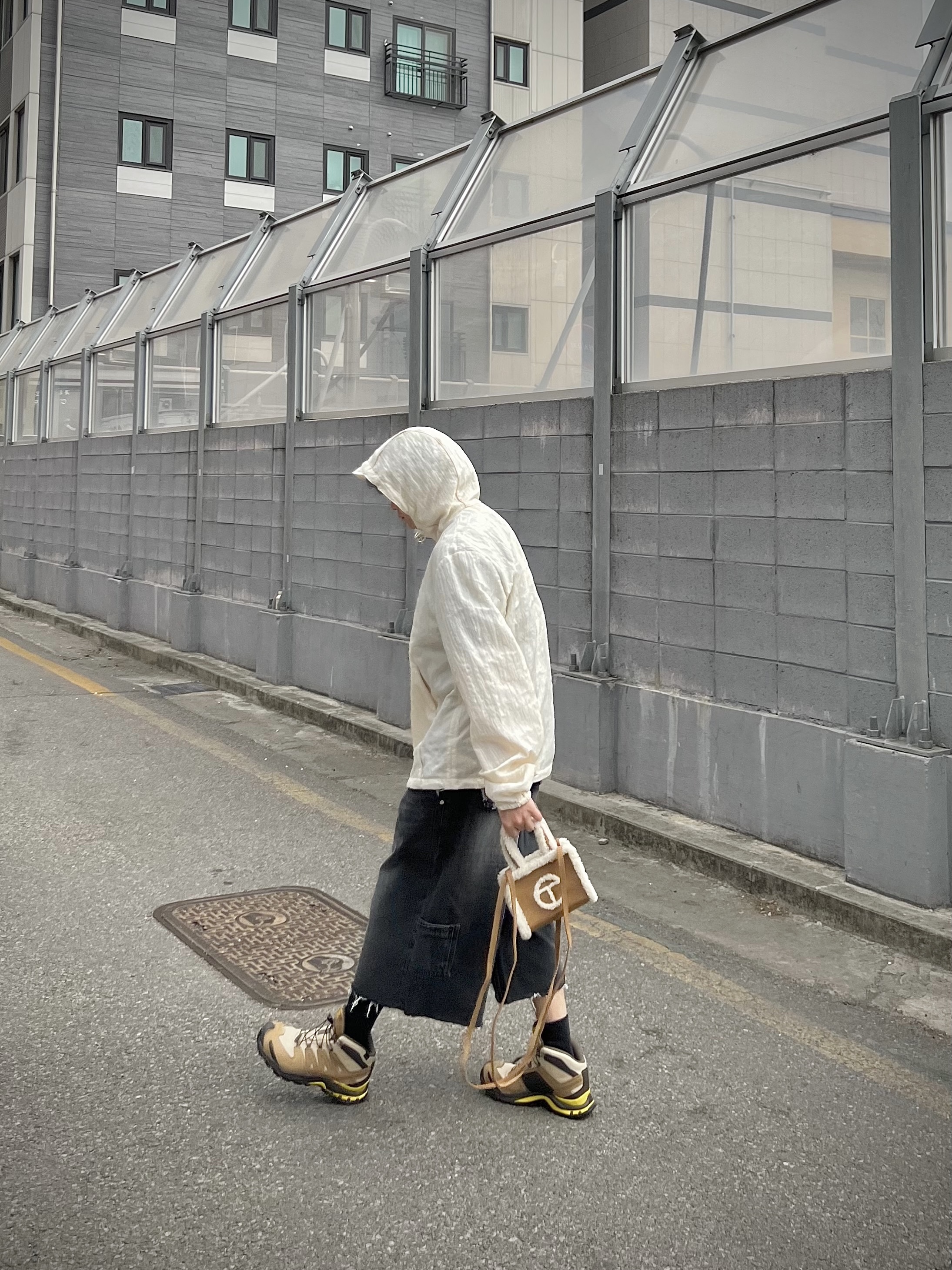 Telfar x UGG Small Shopping Bag Chestnut, Salomon x Better Gift Shop XA Pro 3D Mid Gore-Tex Safari 착용 스타일 - 2