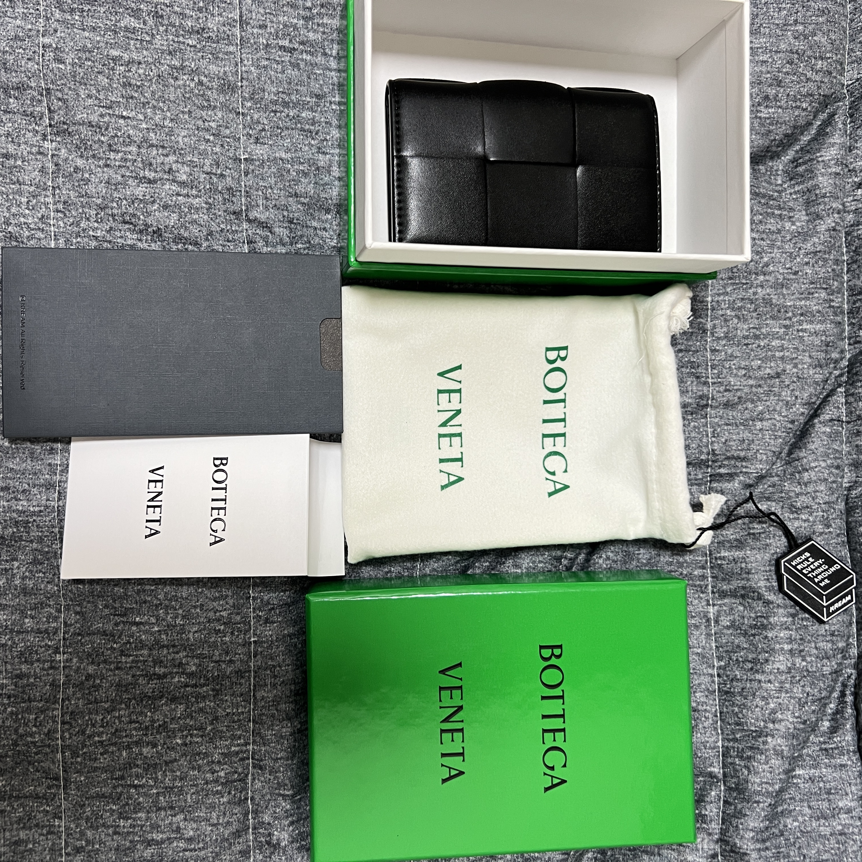 Bottega Veneta Flap Card Case Black 착용 스타일 - 2