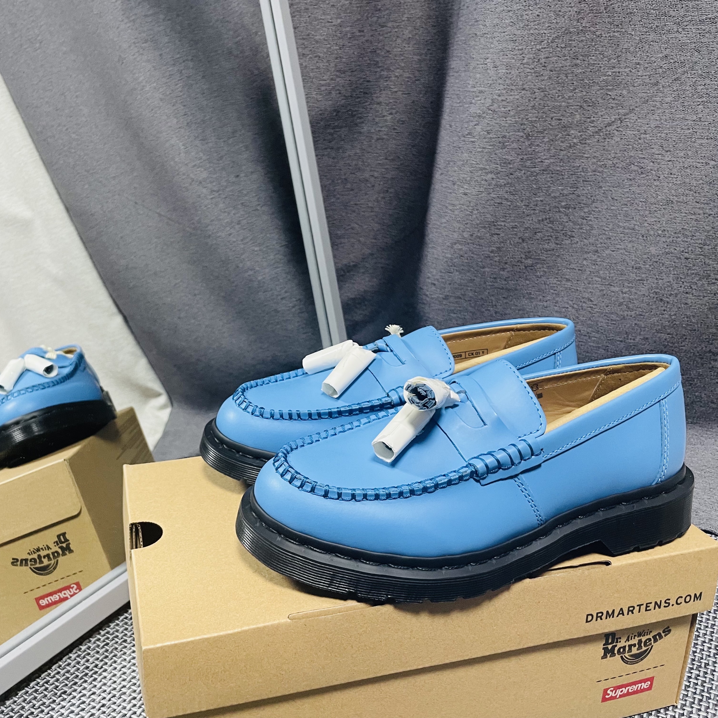 Dr. Martens x Supreme Penton Tassel Loafer Royal Blue 착용 스타일 - 1
