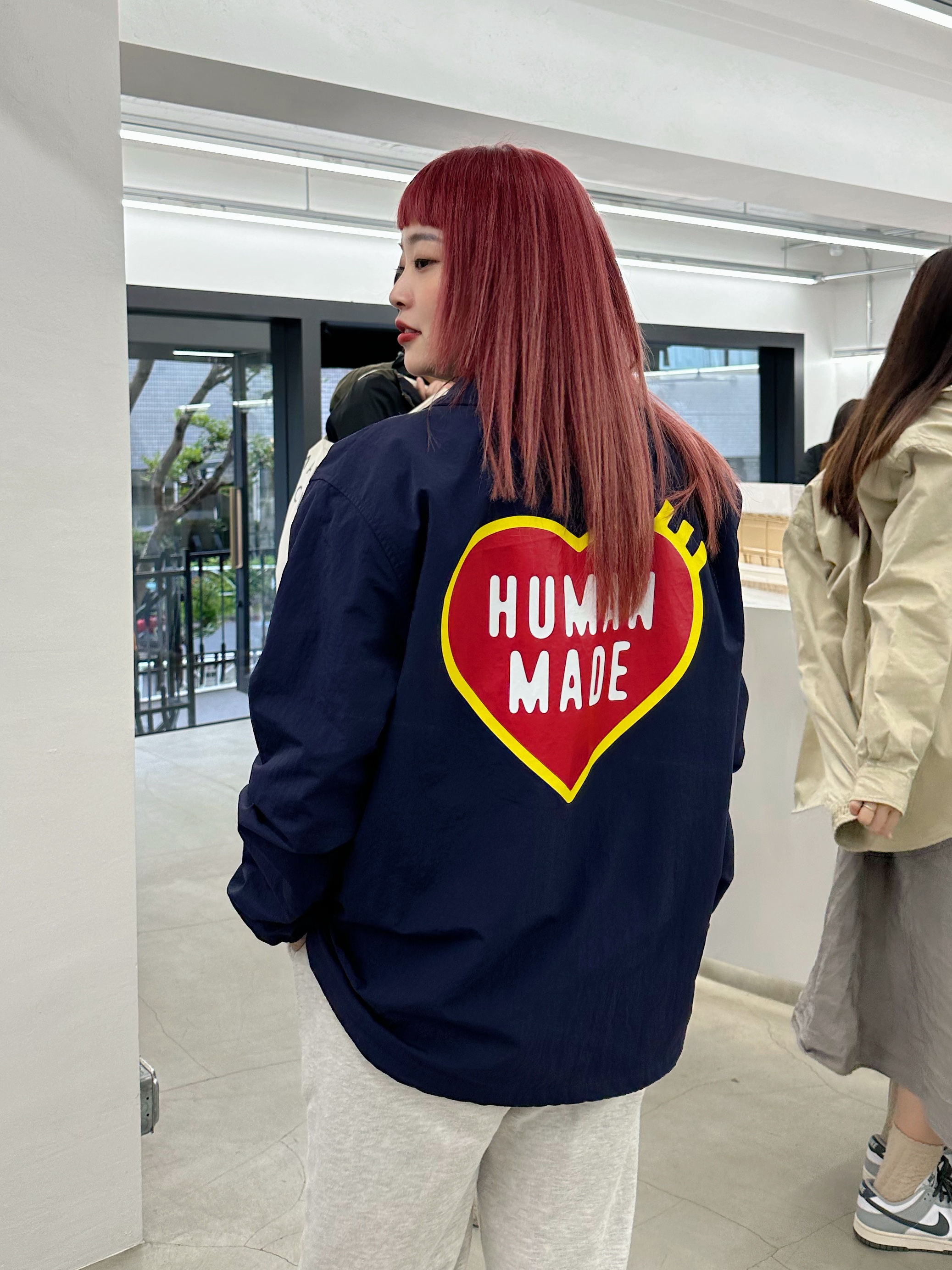 Human Made Coach Jacket Navy, Jordan 1 x Travis Scott Retro Low OG SP Sail and Ridgerock 착용 스타일 - 4
