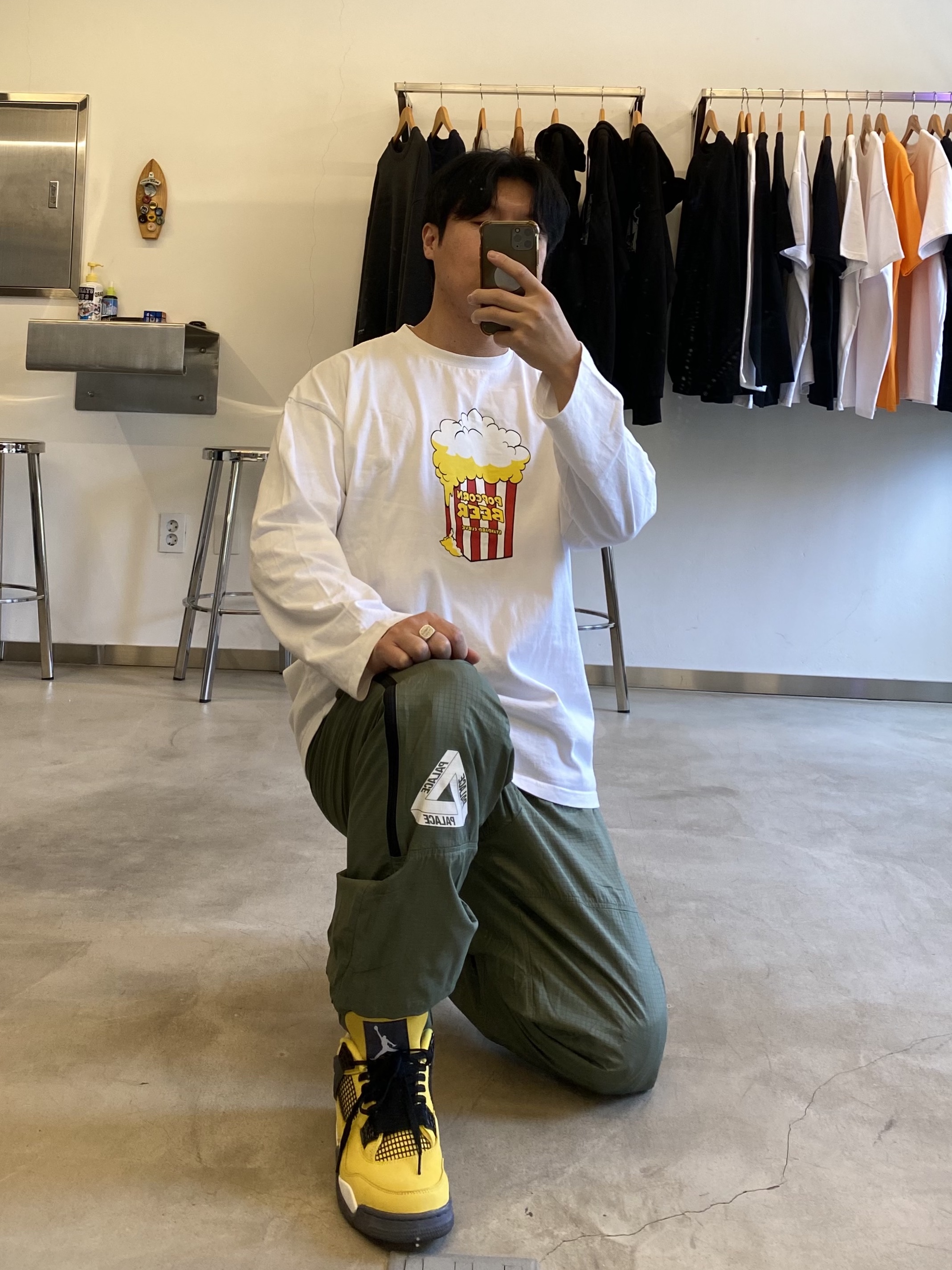 Palace Zip-It Shell Pants Olive - 21FW, Jordan 4 Retro Tour Yellow 착용 스타일 - 1