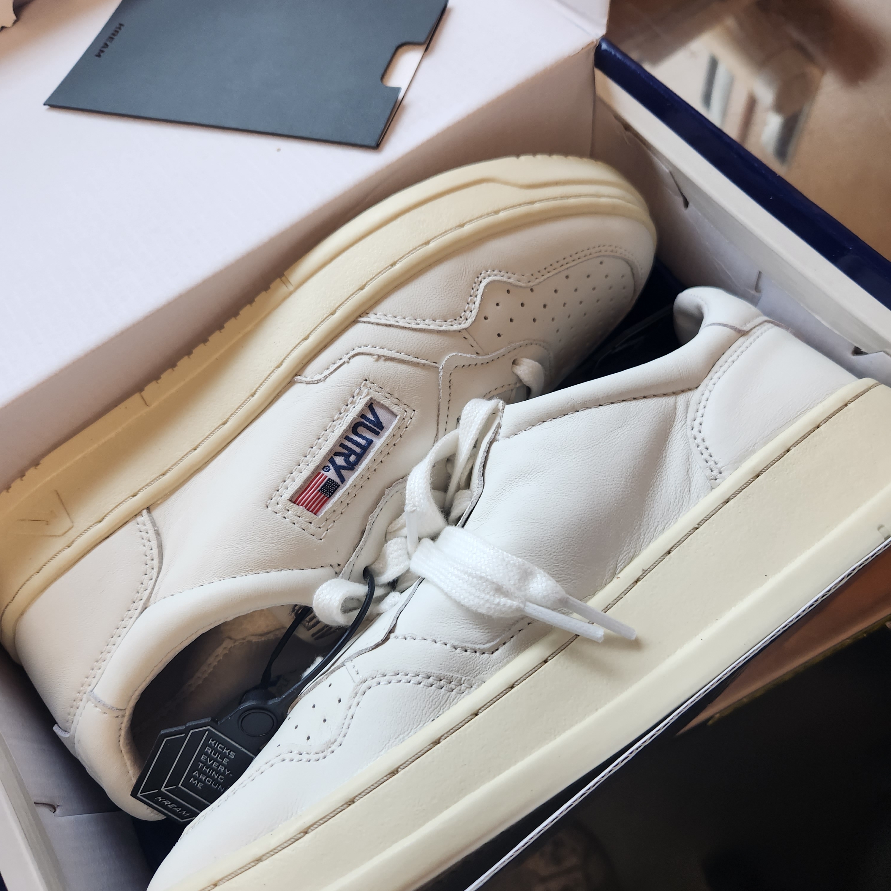 (W) Autry Medalist Low Goatskin Sneakers White 착용 스타일 - 3