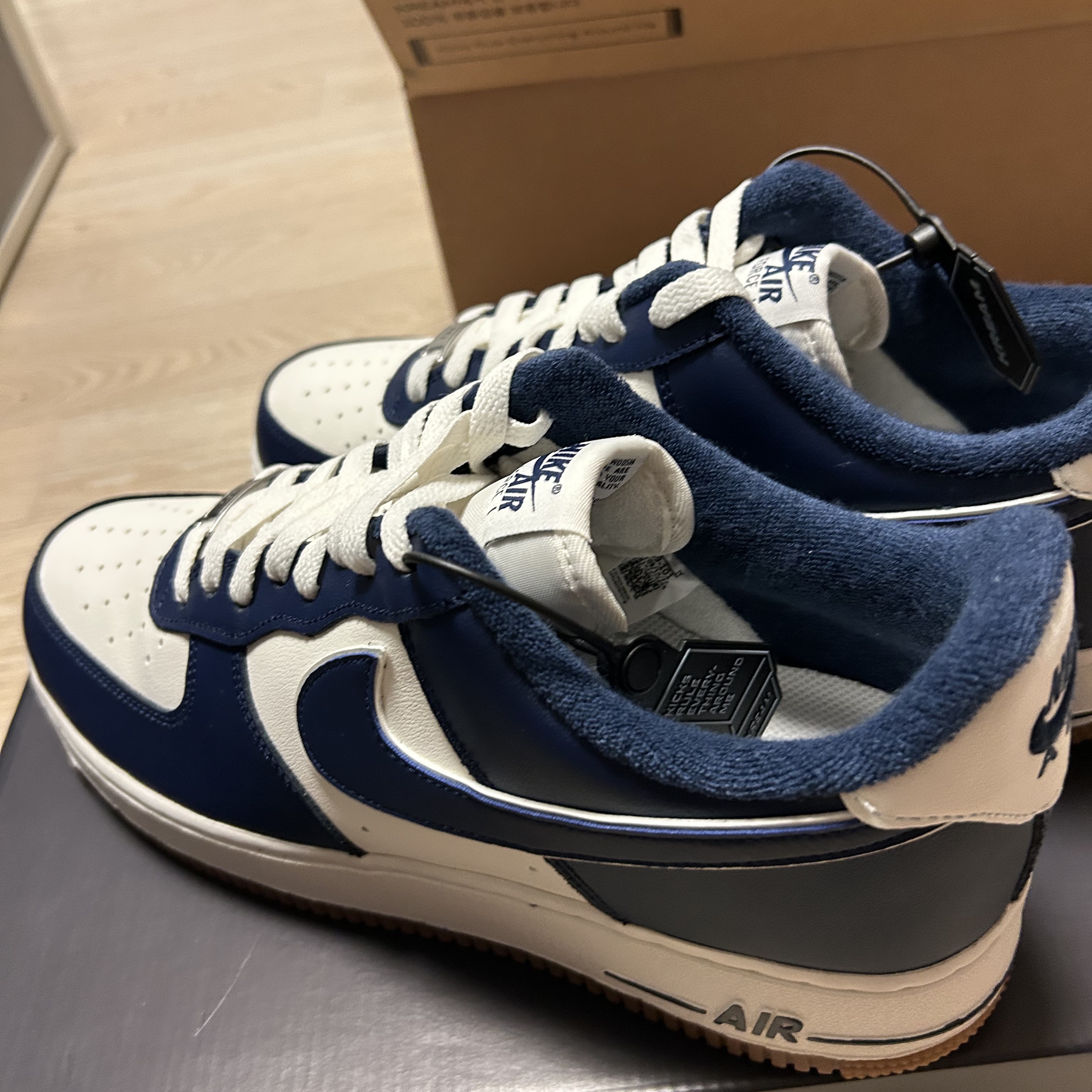 Nike Air Force 1 '07 LV8 Midnight Navy 착용 스타일