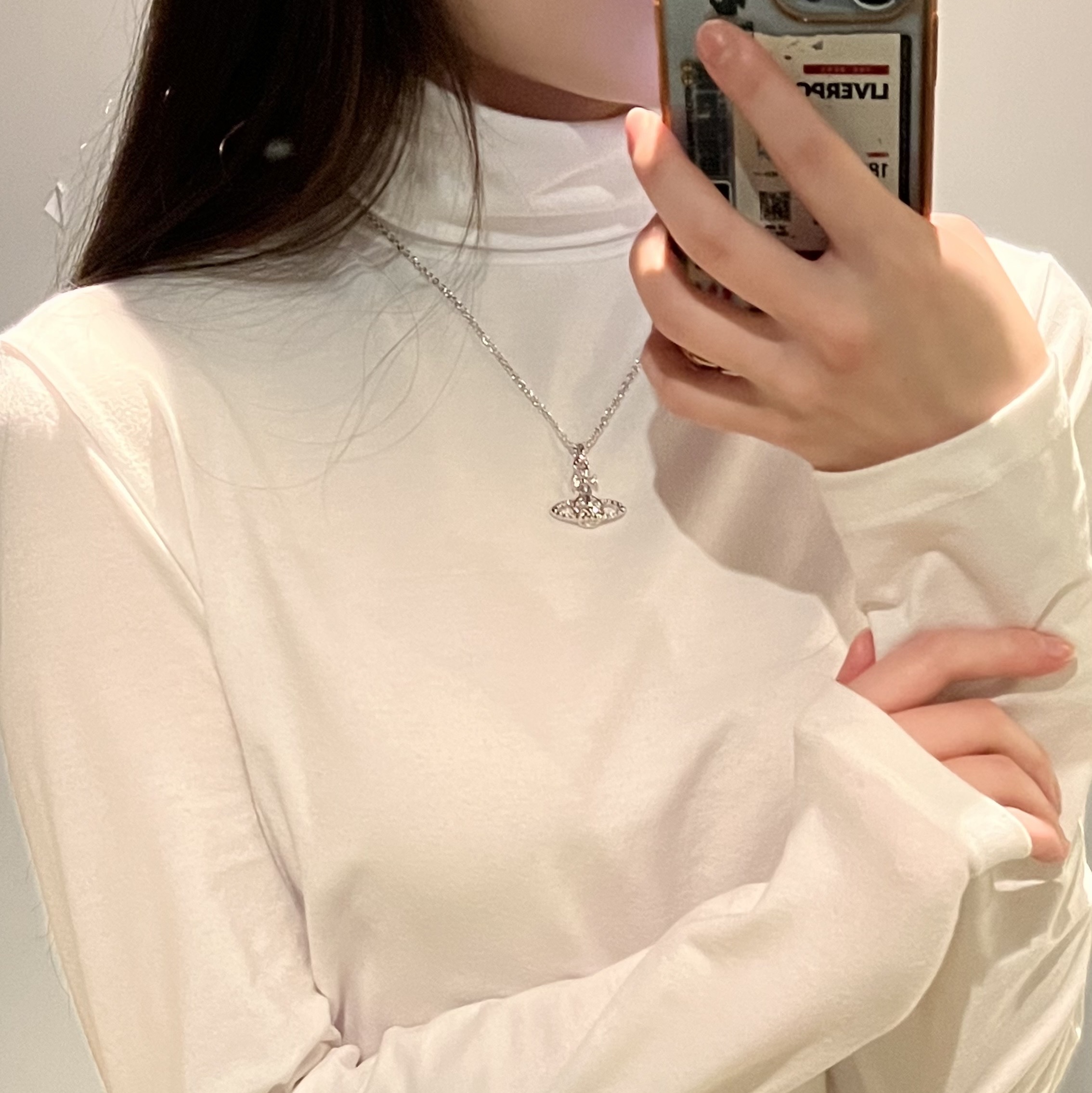 Vivienne Westwood Mayfair Bas Relief Pendant Silver 착용 스타일