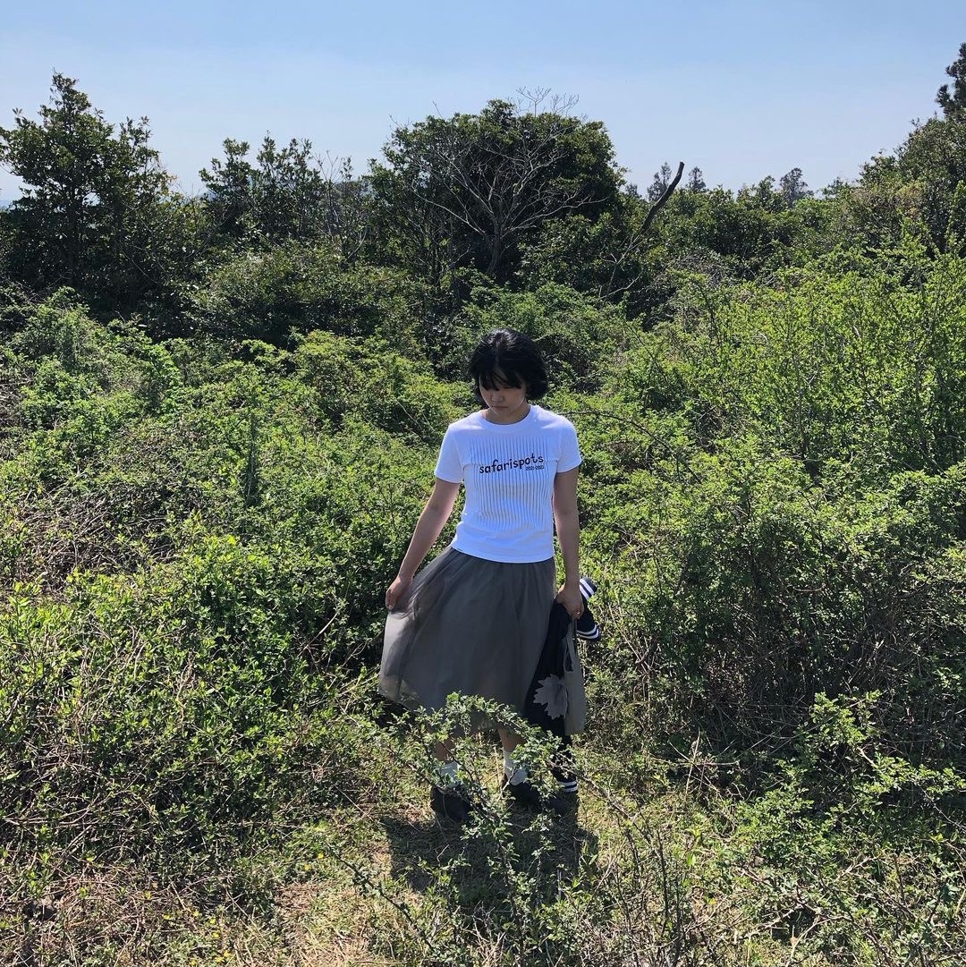 Safarispot Women 1/2 Safarispots Magazine Tee White 착용 스타일 - 2