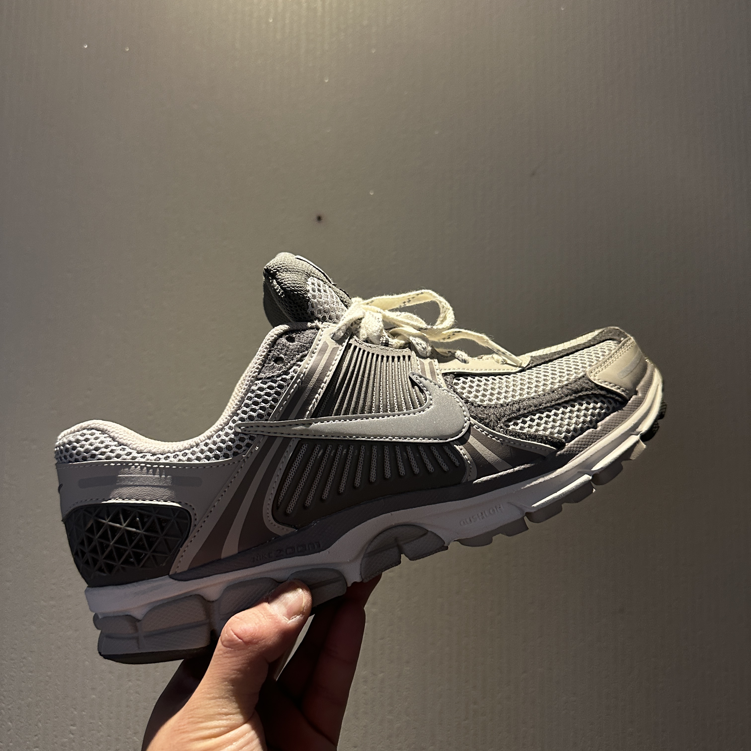 Nike Zoom Vomero 5 PRM Light Iron Ore and Flat Fewter 착용 스타일 - 4