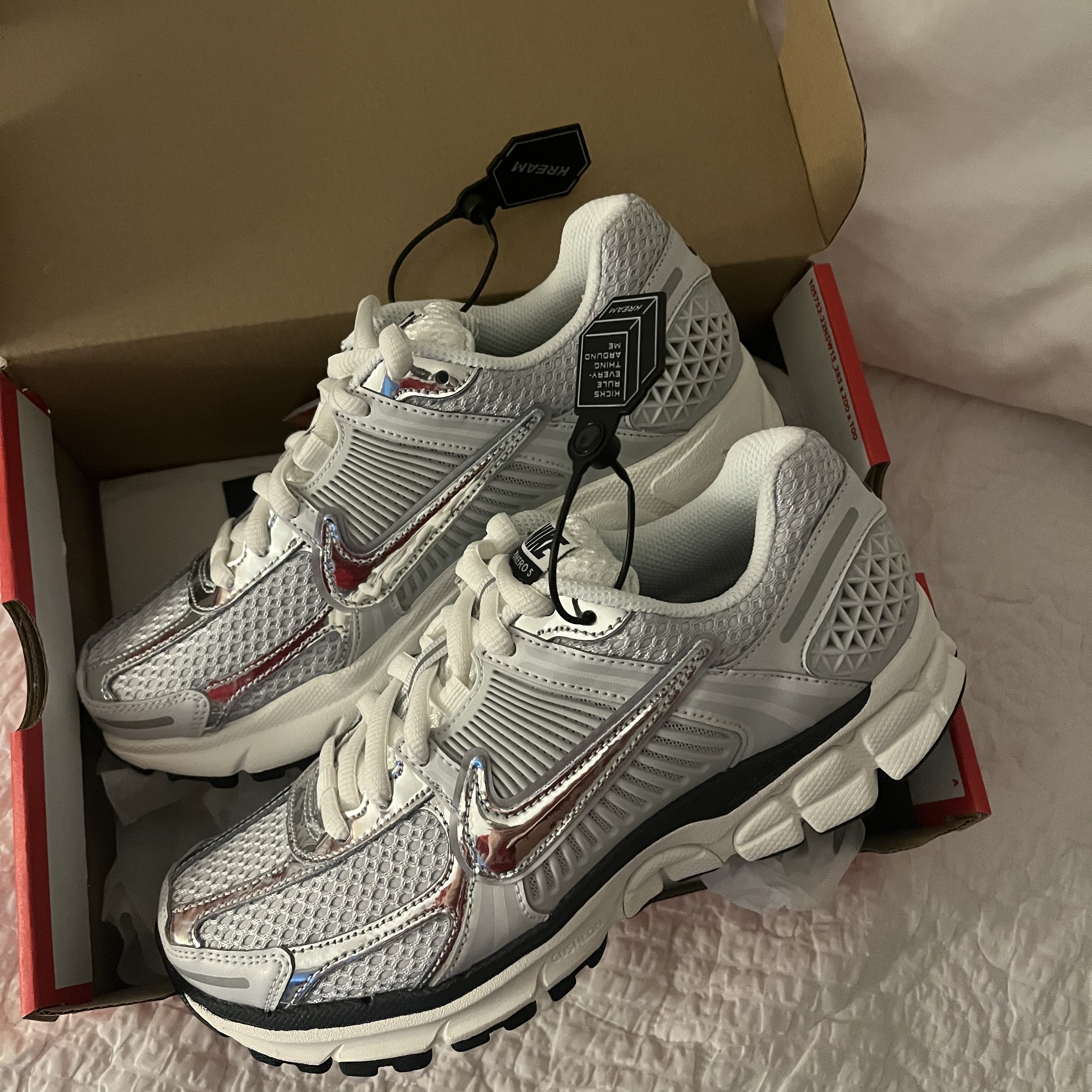 (W) Nike Zoom Vomero 5 Photon Dust and Metallic Silver 착용 스타일