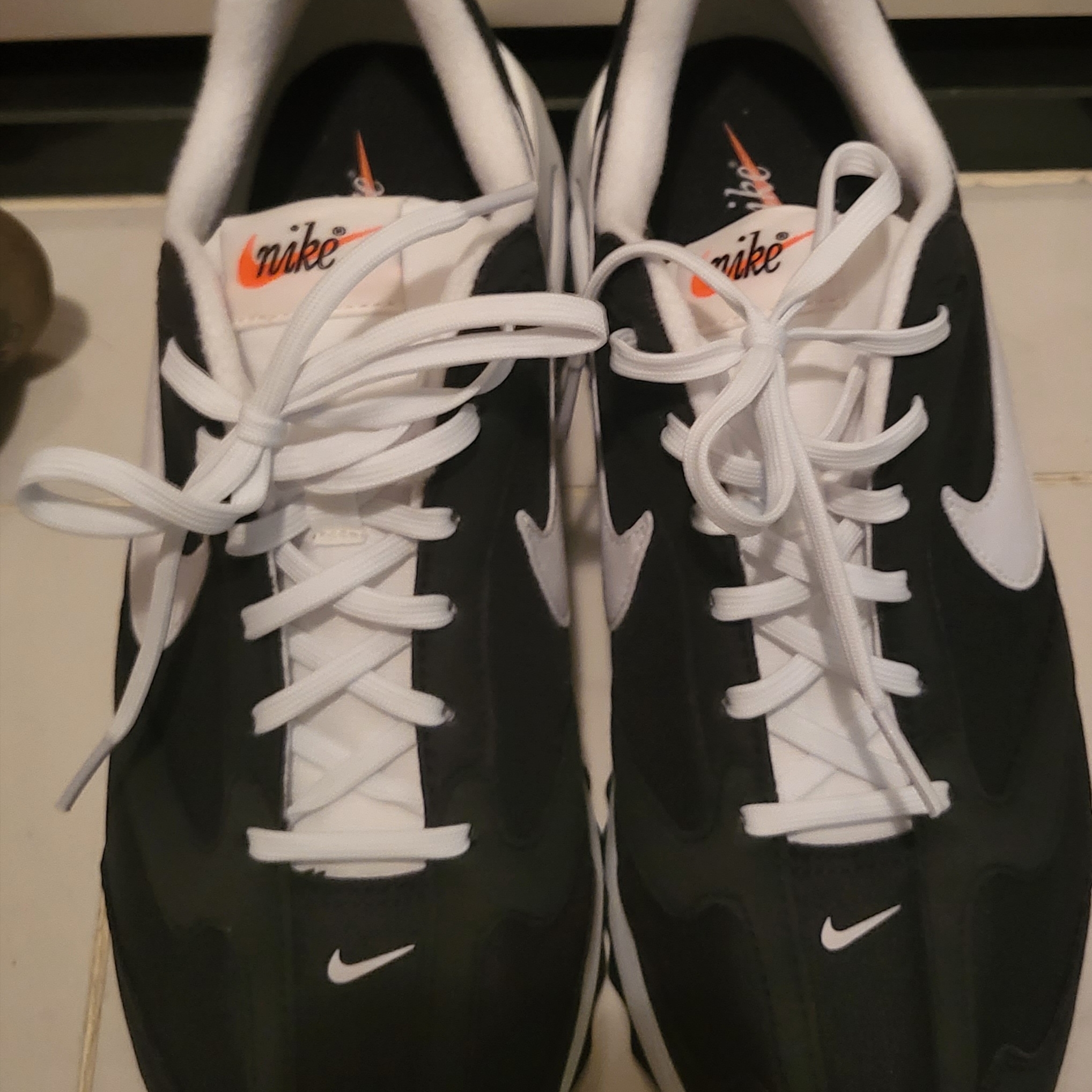 Nike Air Max Dawn Black White 착용 스타일