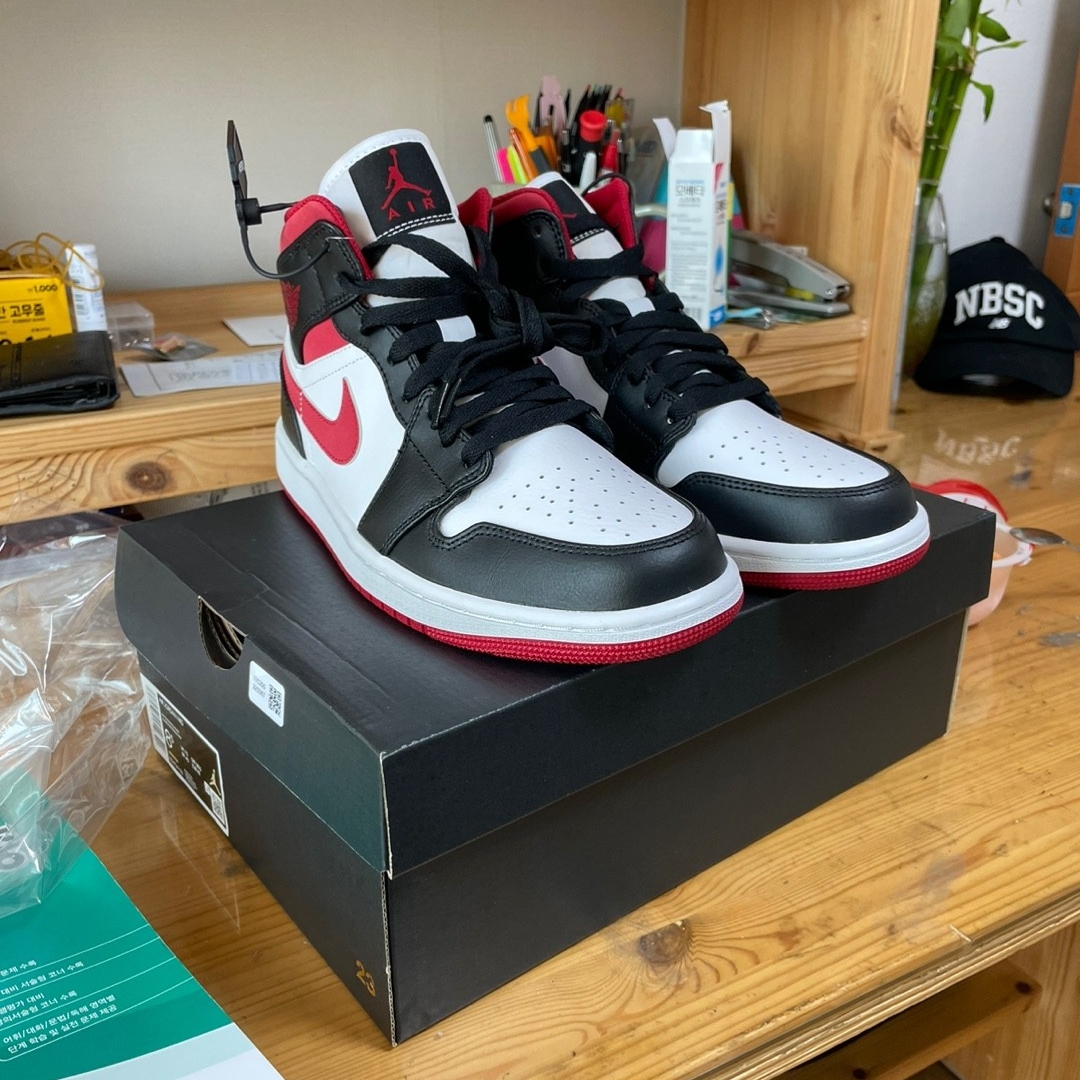 Jordan 1 Mid Gym Red Black White 착용 스타일