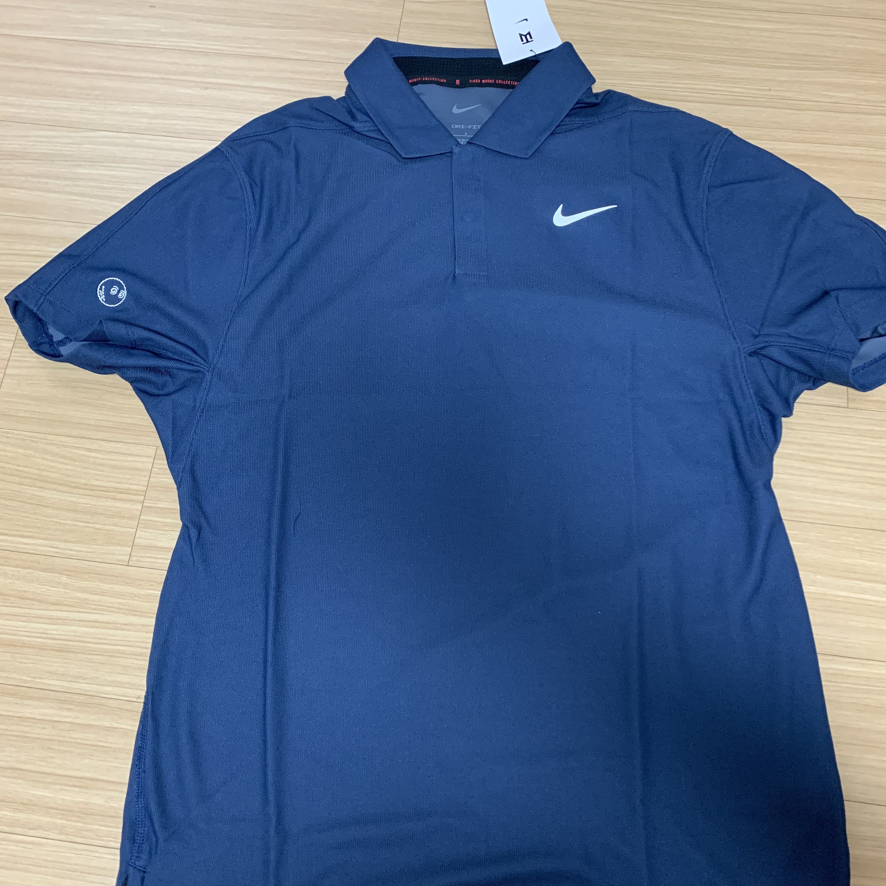 Malbon Golf x Nike Dri-Fit Tiger Woods Tech Polo Pique Midnight Navy 착용 스타일 - 1