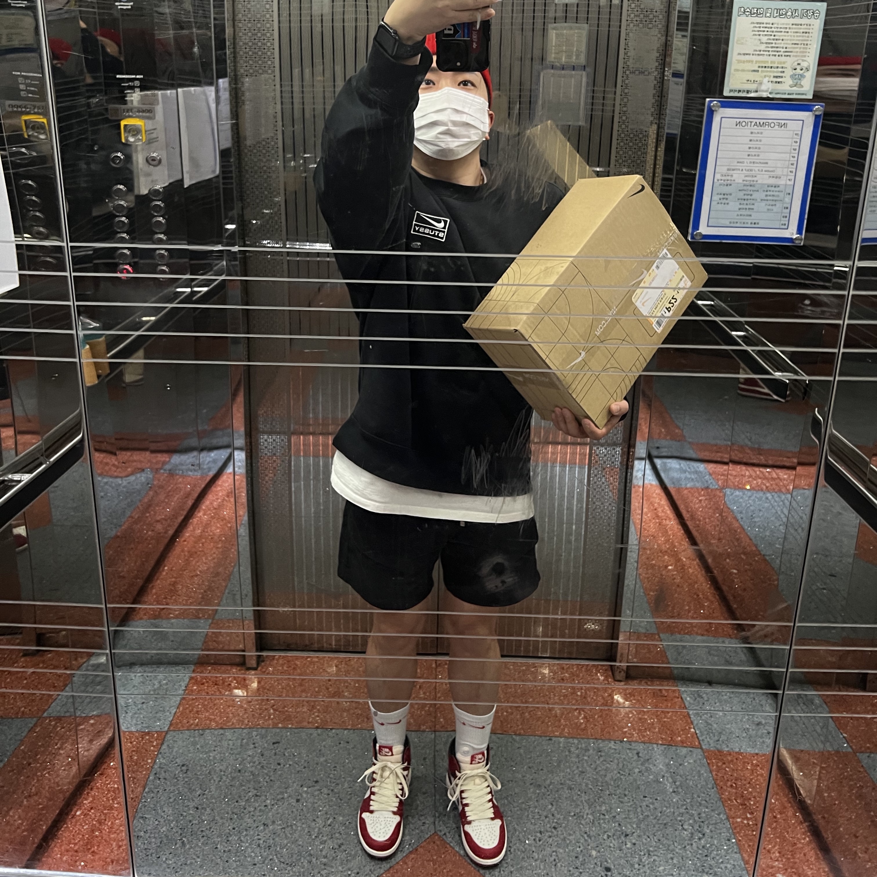 Nike x Stussy NRG Washed Fleece Crewneck Black (DO5310-010), Jordan 1 Retro High OG Chicago 2022 착용 스타일 - 3