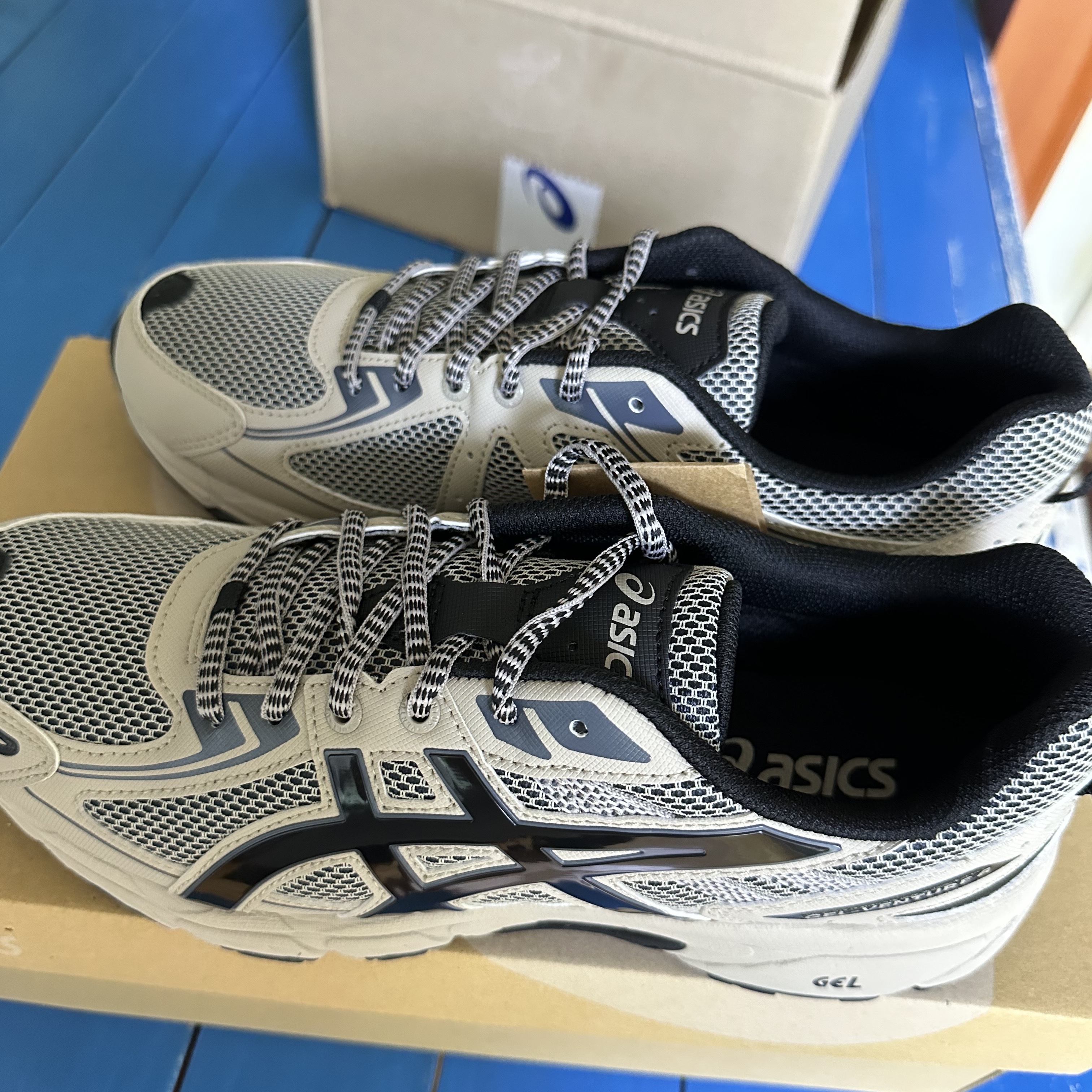 Asics Gel-Venture 6 Feather Grey Black 착용 스타일 - 2