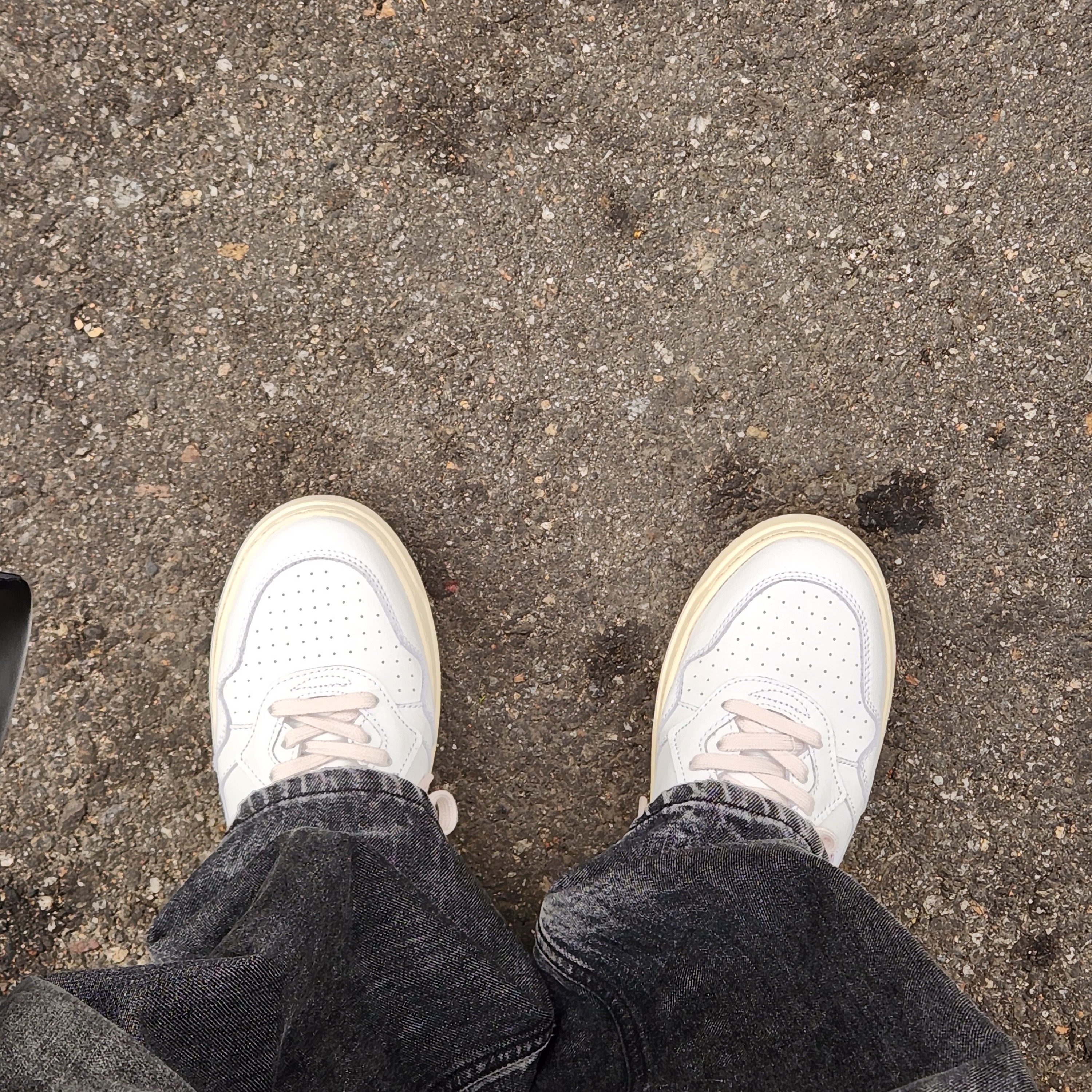 Autry Medalist Low Leather Sneakers White 착용 스타일