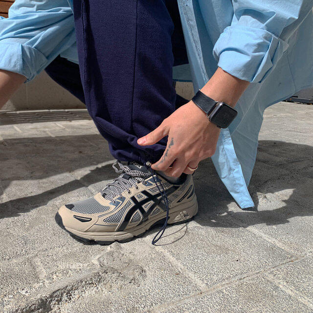 Asics Gel-Venture 6 Feather Grey Black 착용 스타일 - 3