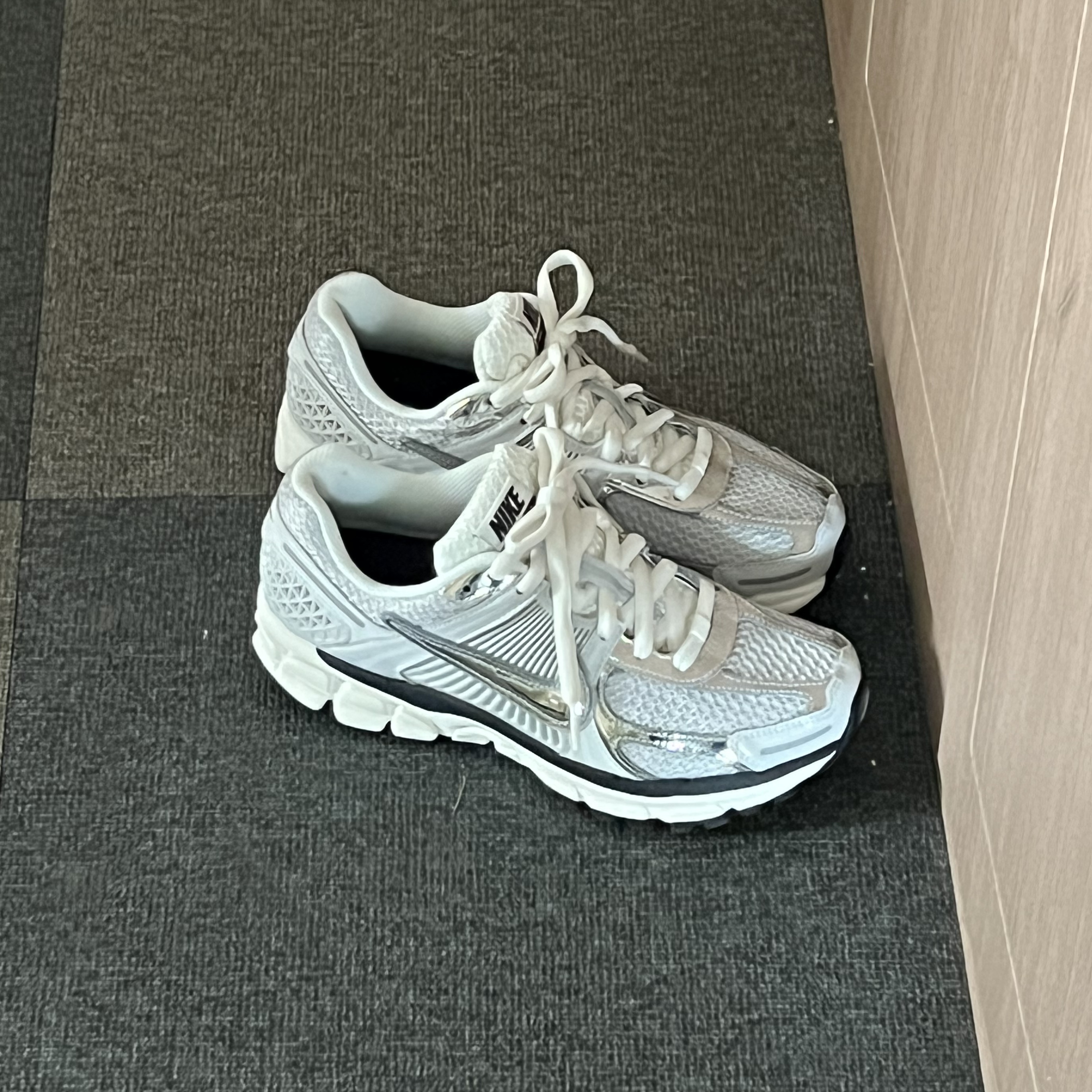 (W) Nike Zoom Vomero 5 Photon Dust and Metallic Silver 착용 스타일
