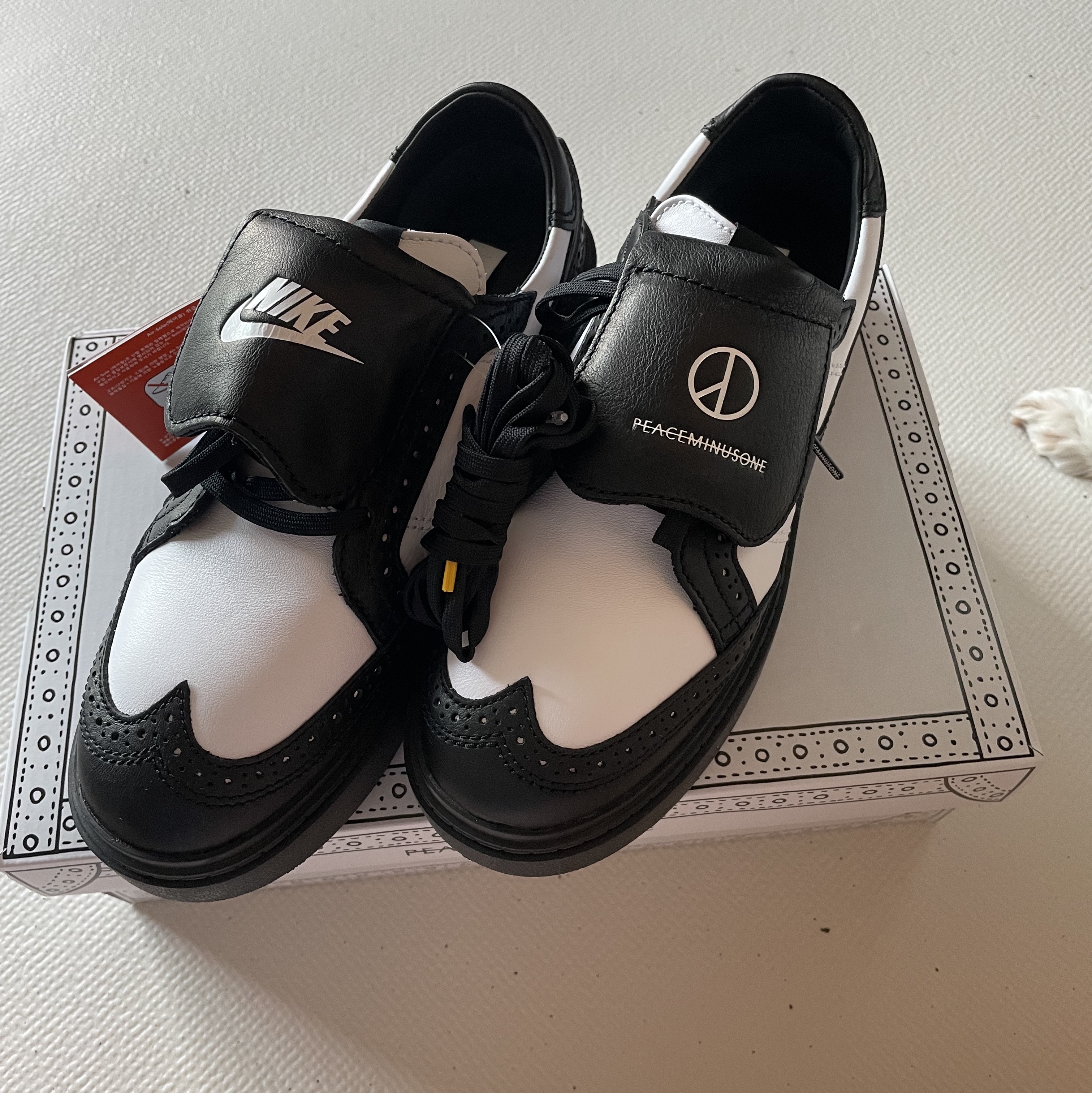 Nike x Peaceminusone Kwondo1 Black and White 착용 스타일 - 2