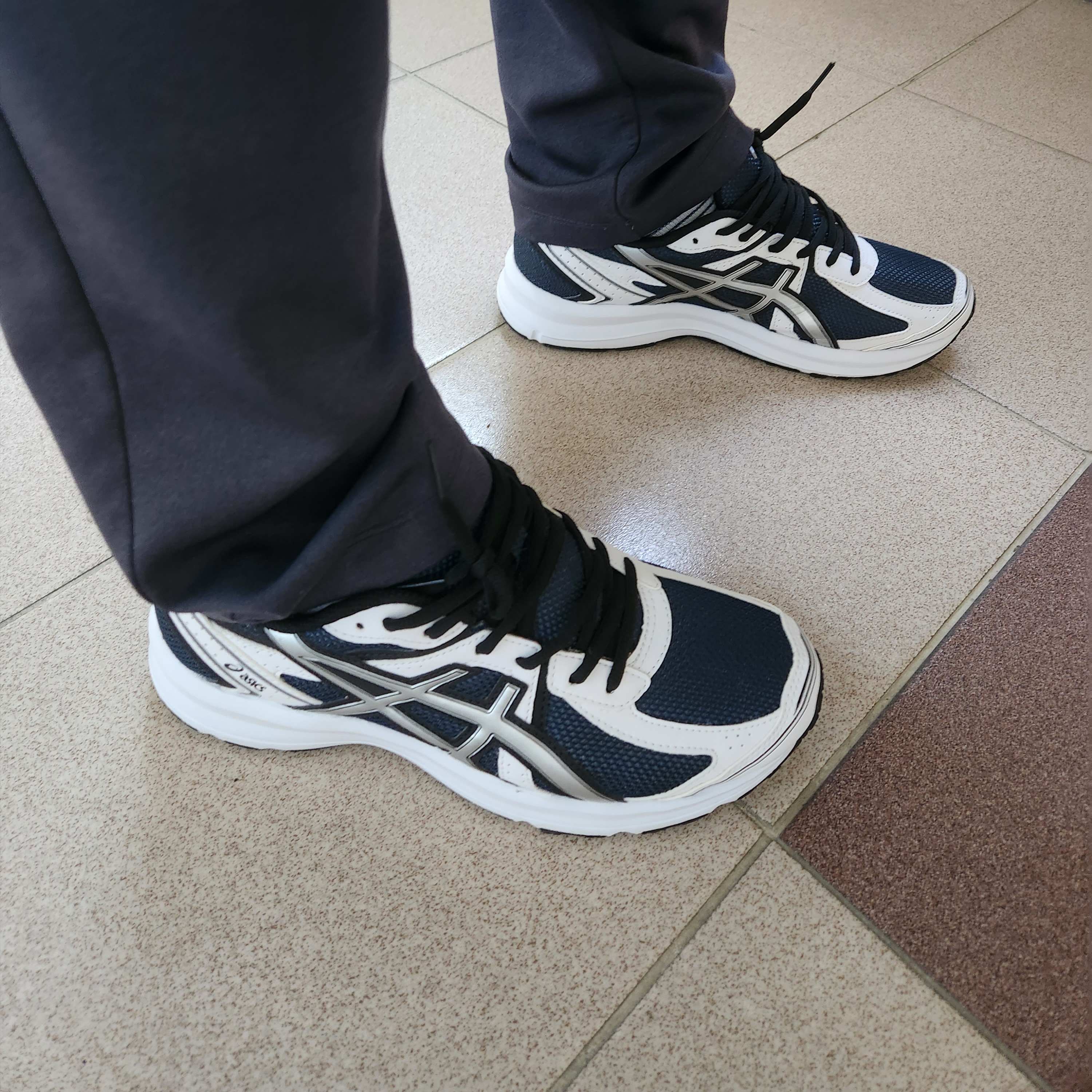 Asics Jog 100 S Navy Pure Silver - 2E Wide 착용 스타일