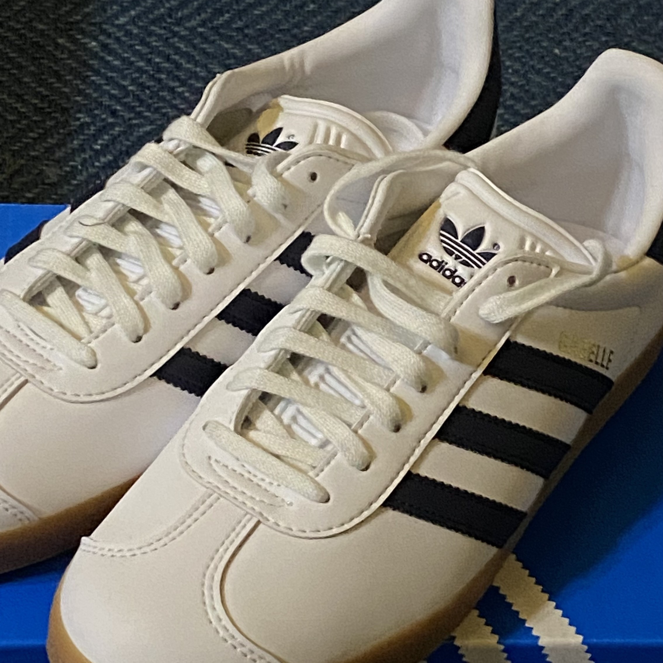 Adidas Gazelle White Collegiate Navy 착용 스타일