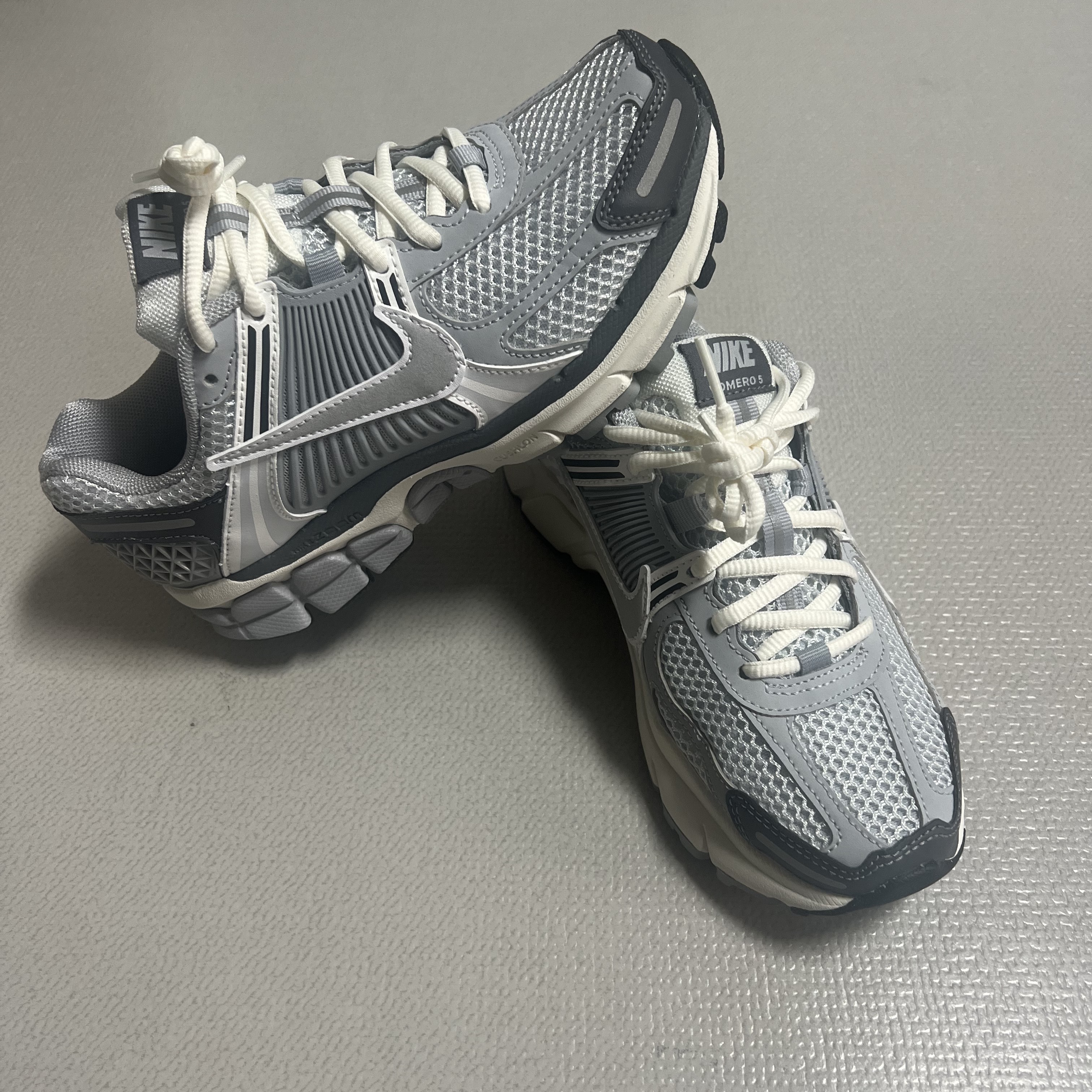 (W) Nike Zoom Vomero 5 Pure Platinum Metallic Silver 착용 스타일