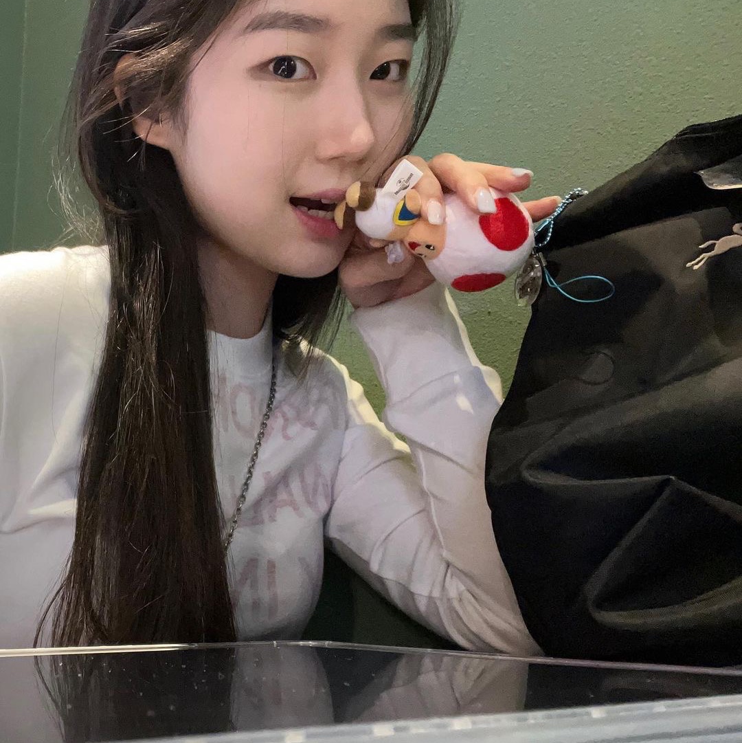 [KREAM 단독] Safarispot Women 1/2 Highway Inn LS T-Shirt White Red 착용 스타일 - 2