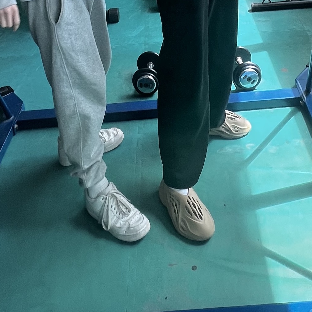 Adidas Yeezy Foam RNNR Ochre, Nike Air Force 1 '07 Low White 착용 스타일