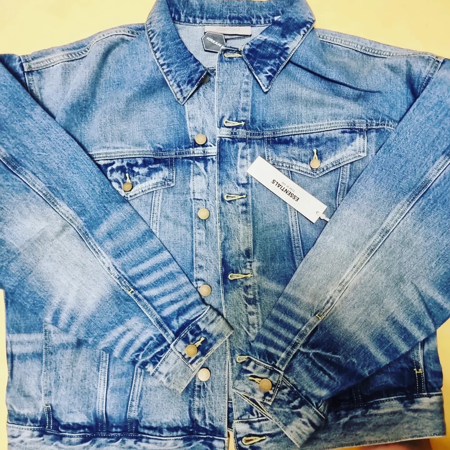 Essentials Trucker Jacket Indigo 착용 스타일 - 1