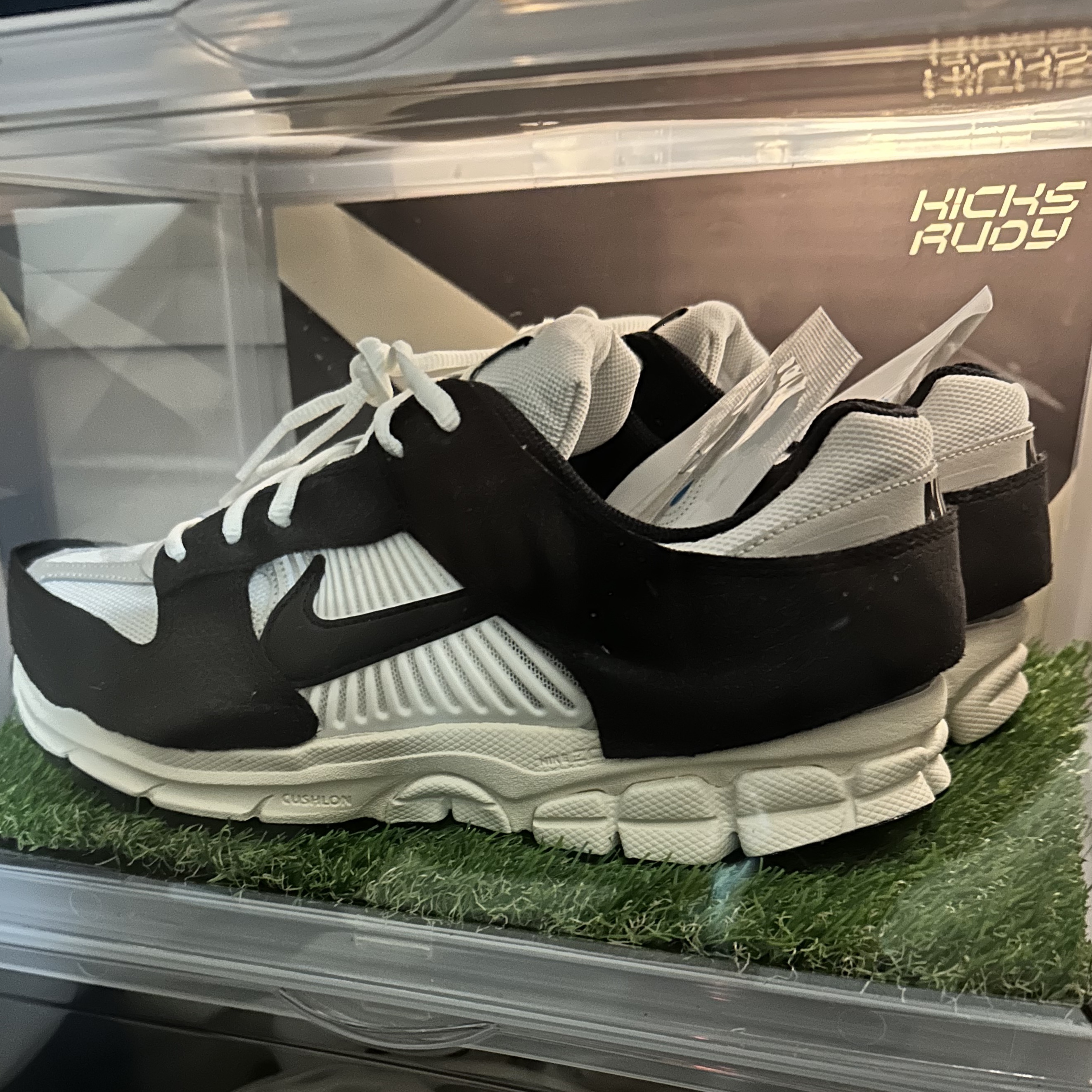 (W) Nike Zoom Vomero 5 Wolf Grey and Black 착용 스타일 - 3