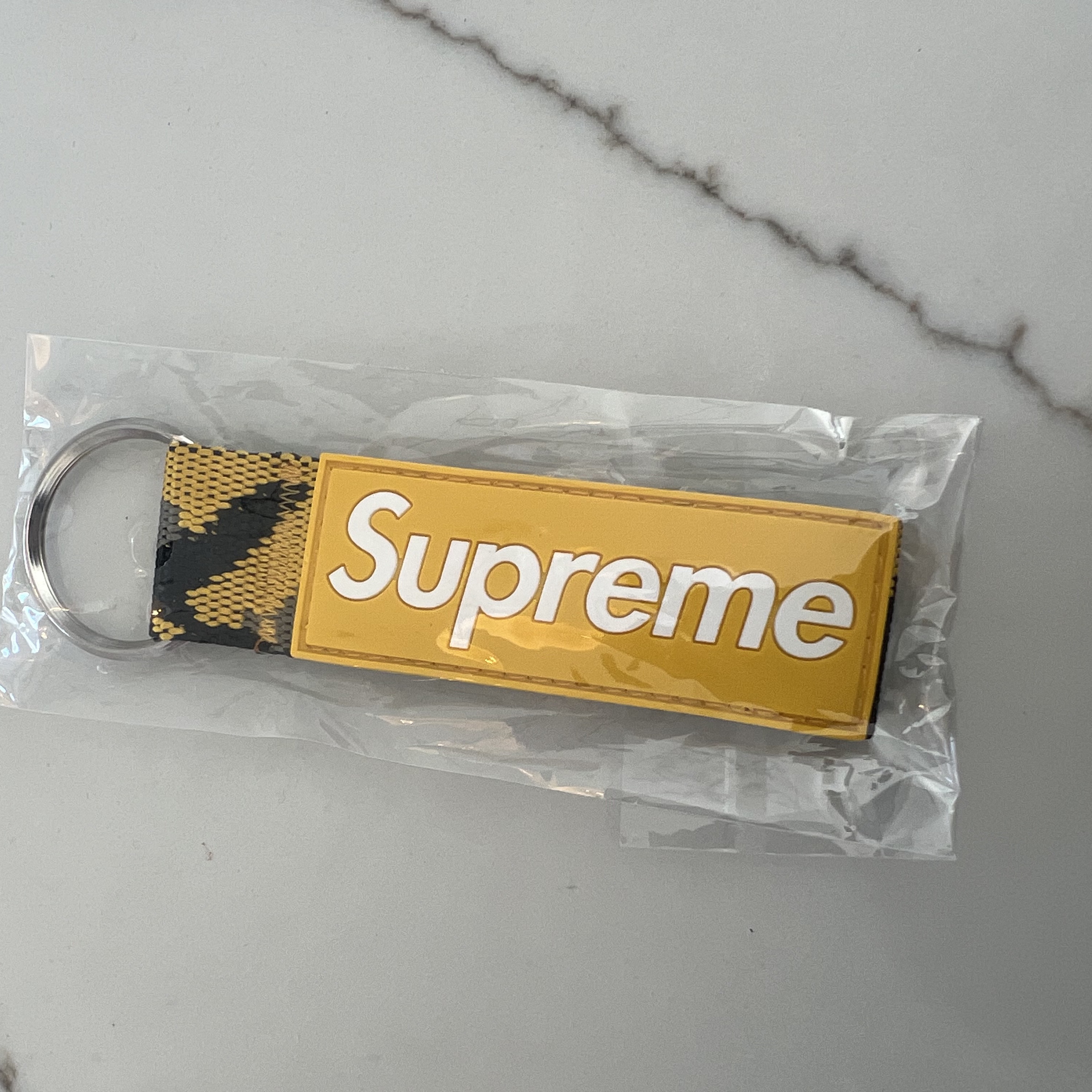 Supreme Webbing Keychain Red - 23SS, Supreme Webbing Keychain Black - 23SS 착용 스타일 - 4