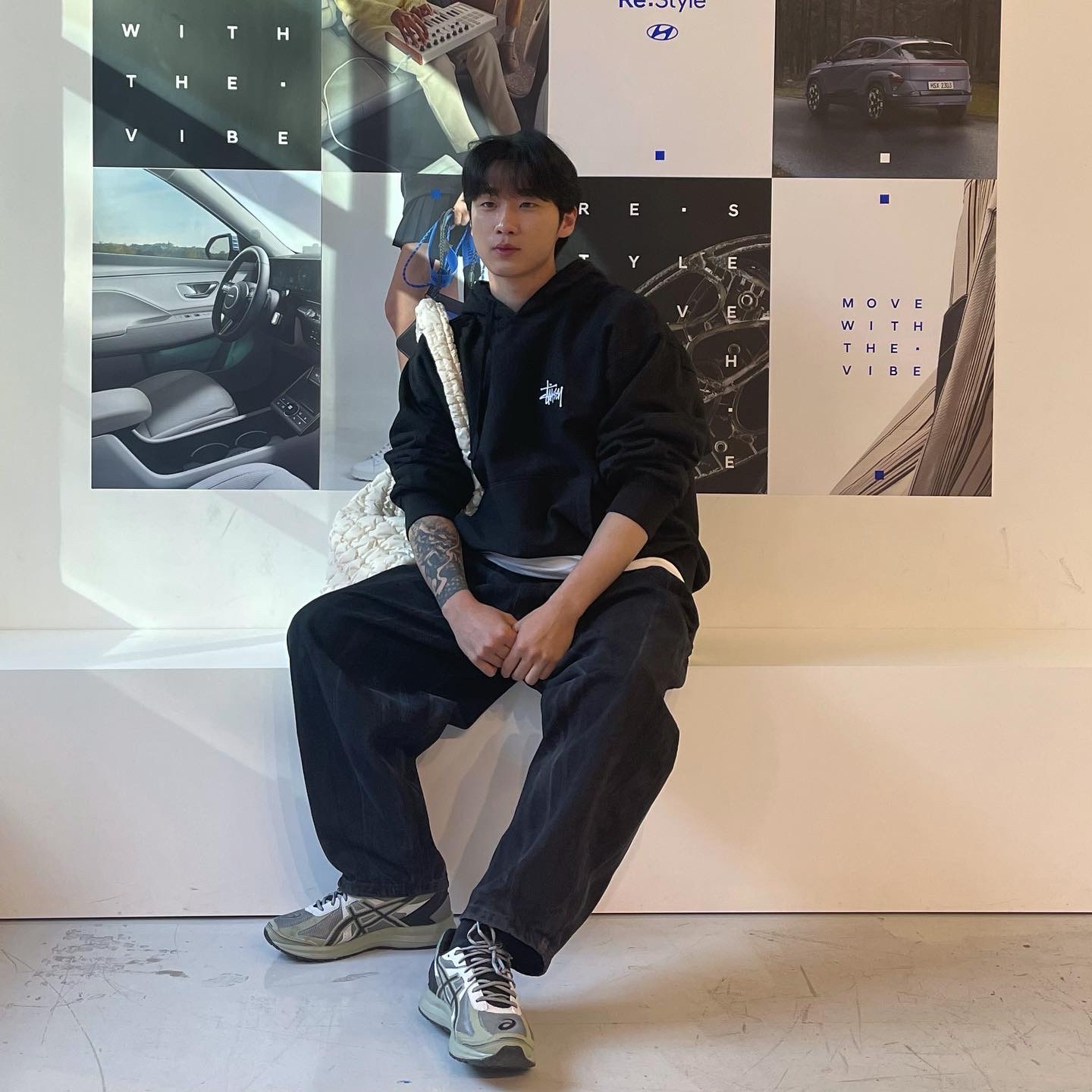 COS Quilted Oversized Shoulder Bag Off White Light Beige, Stussy Basic Stussy Hoodie Black 2023 착용 스타일 - 1