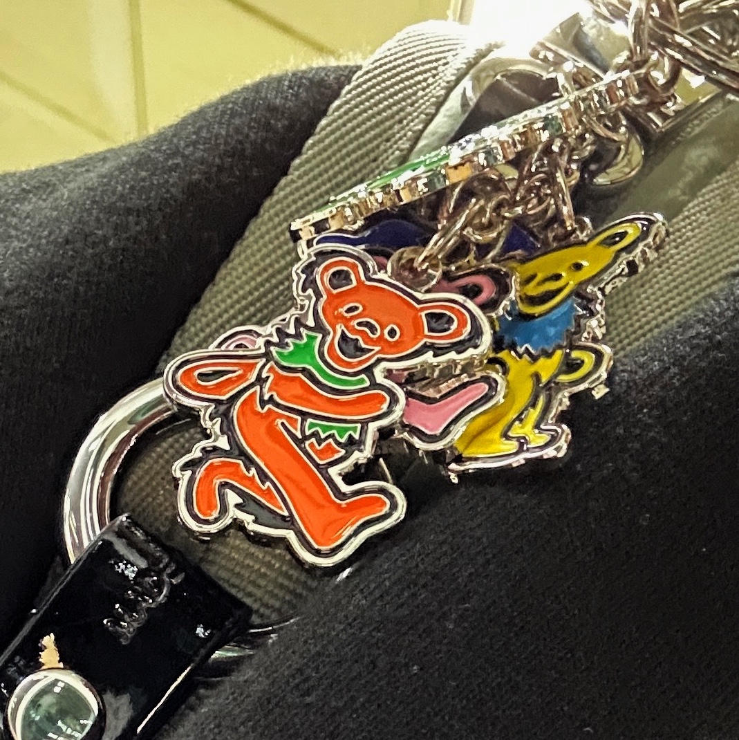 Thisisneverthat x Grateful Dead Dancing Bears Keychain Silver 착용 스타일