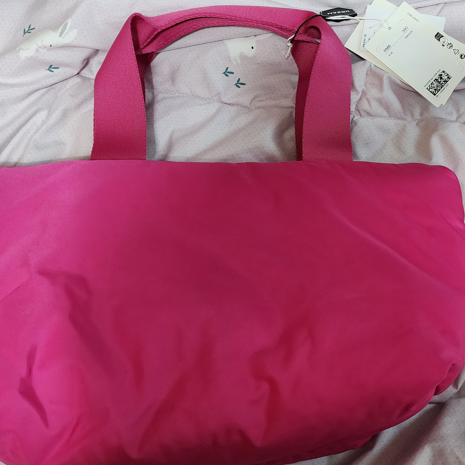COS Padded Shopper Bag Pink 착용 스타일