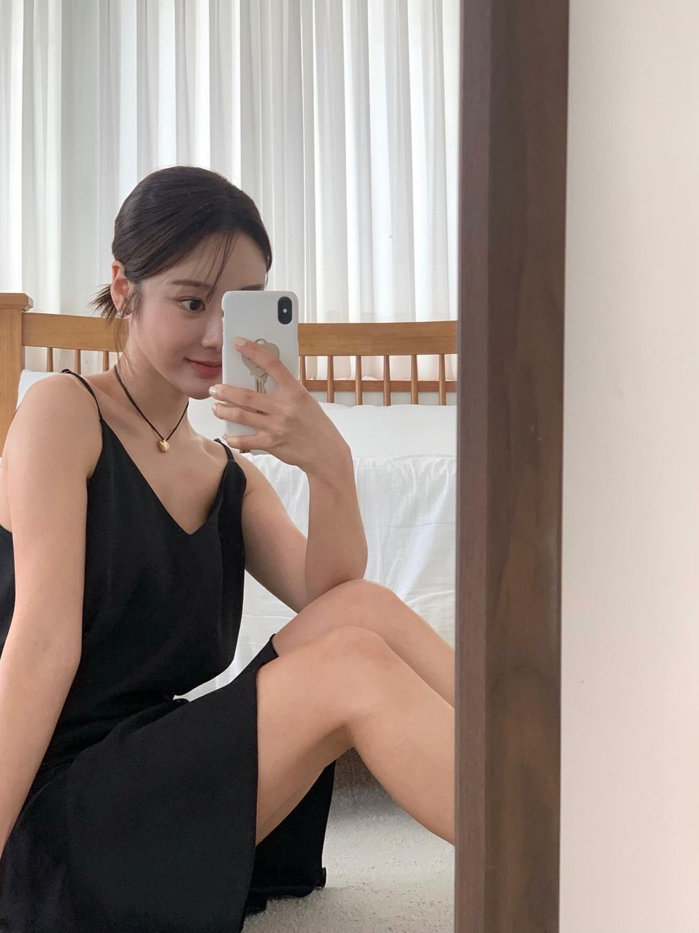 Haveless Women Cecil Back Ribbon Blouse Black 착용 스타일 - 2