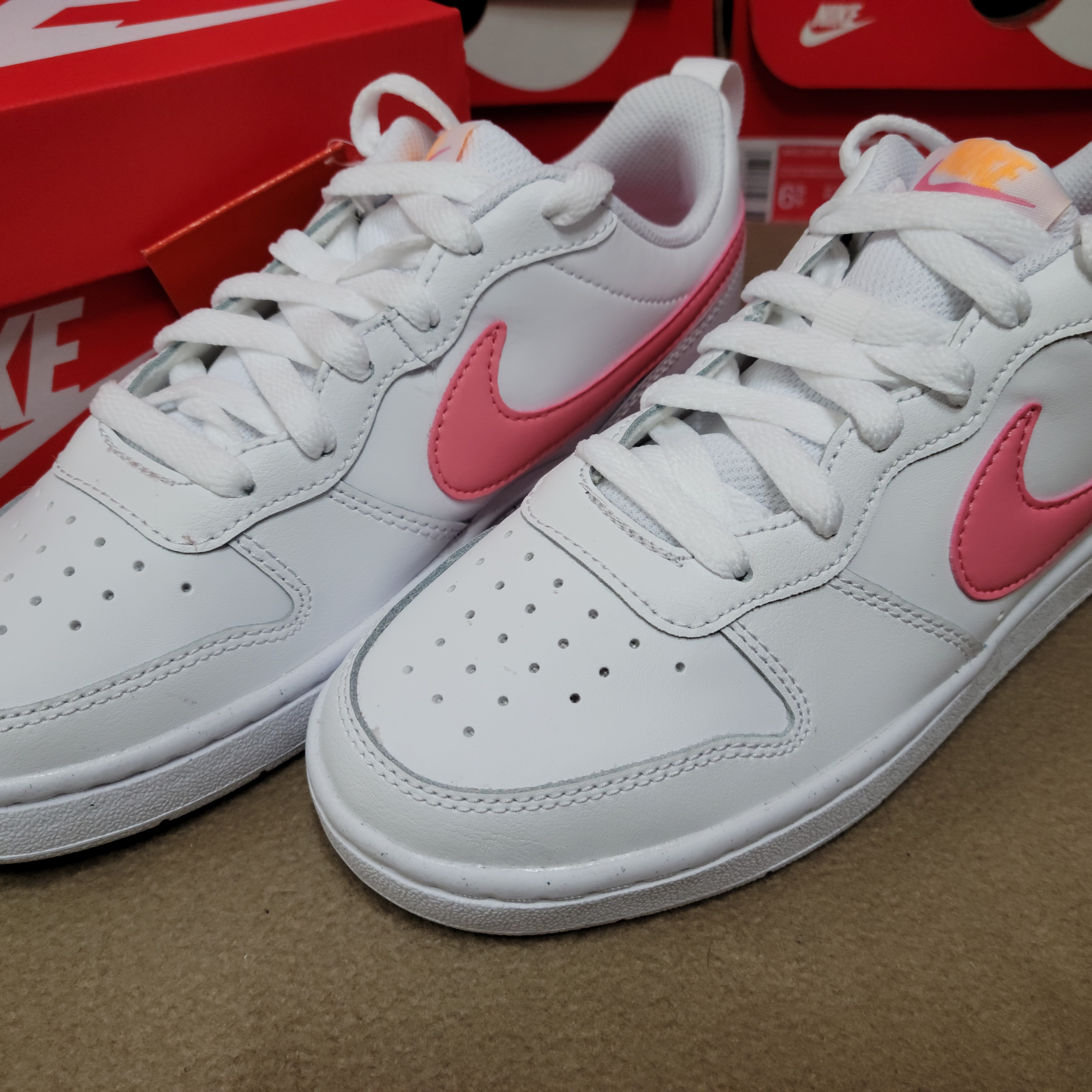 (GS) Nike Court Borough Low 2 SE White Coral Chalk 착용 스타일 - 1