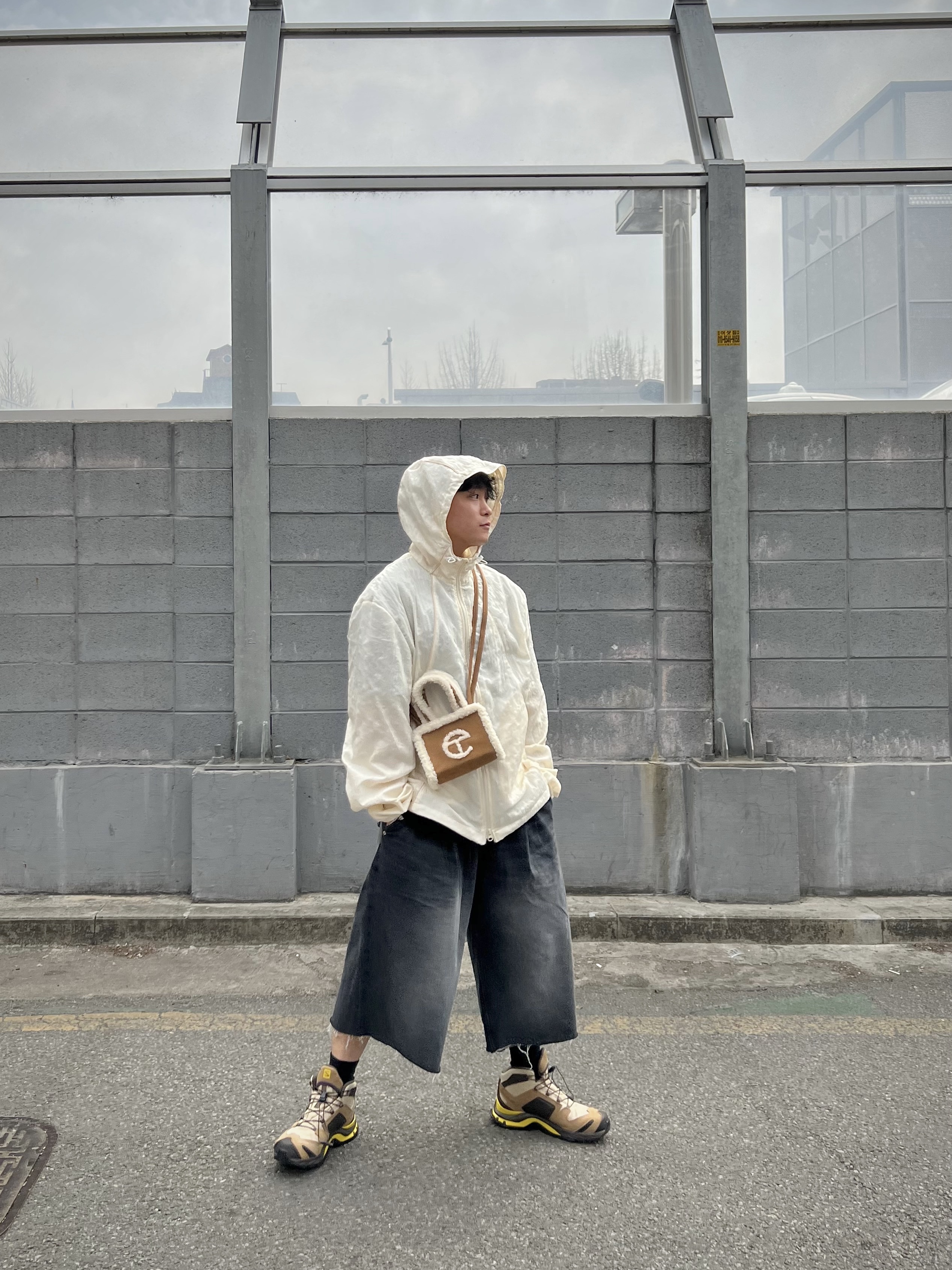 Telfar x UGG Small Shopping Bag Chestnut, Salomon x Better Gift Shop XA Pro 3D Mid Gore-Tex Safari 착용 스타일 - 1