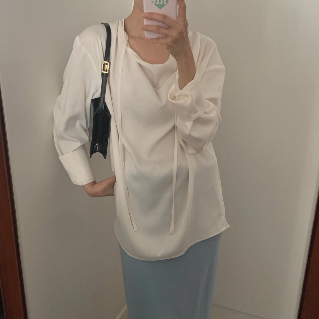 Haveless Women Draped Open Back Blouse Creme 착용 스타일 - 1