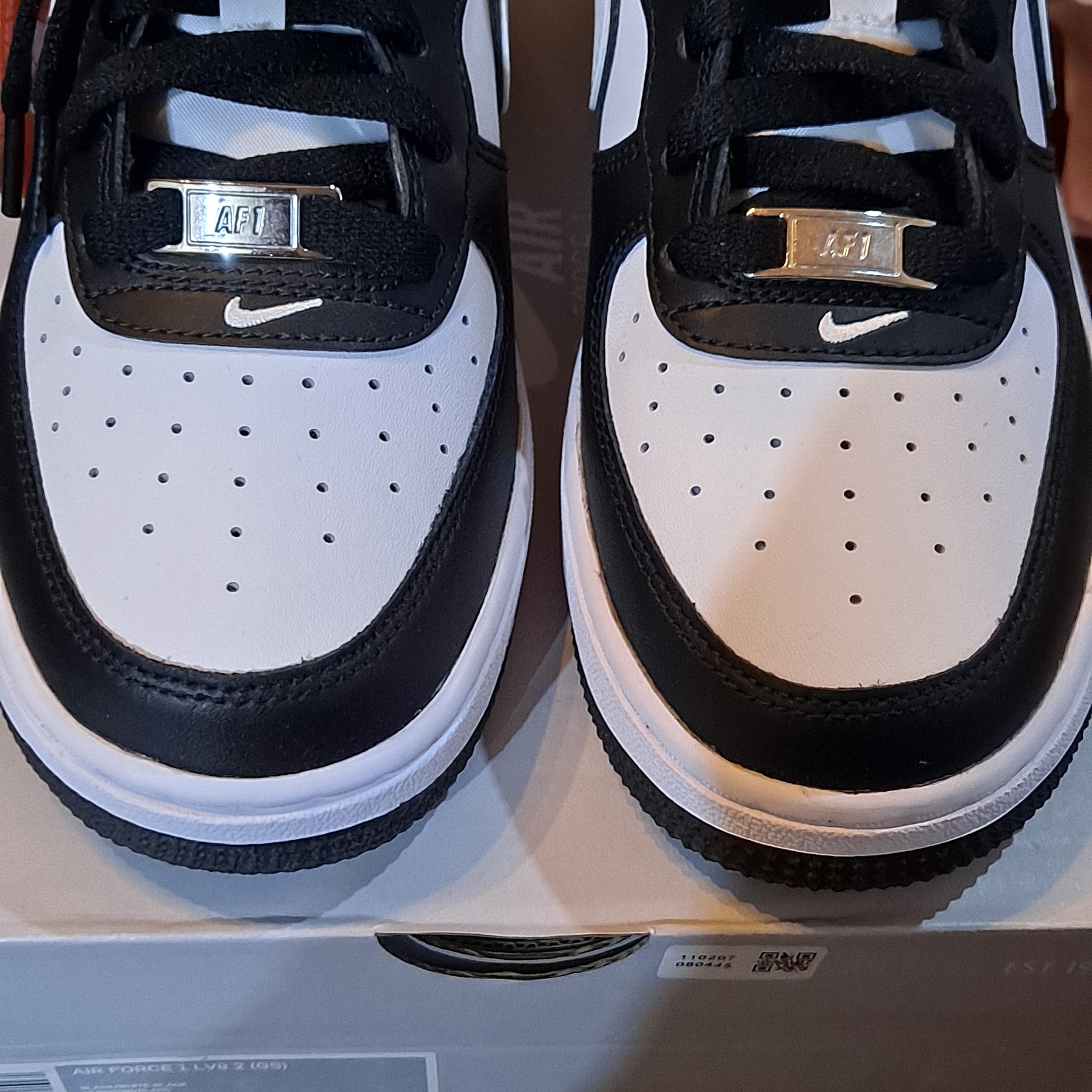(GS) Nike Air Force 1 LV8 2 Black White 착용 스타일 - 1