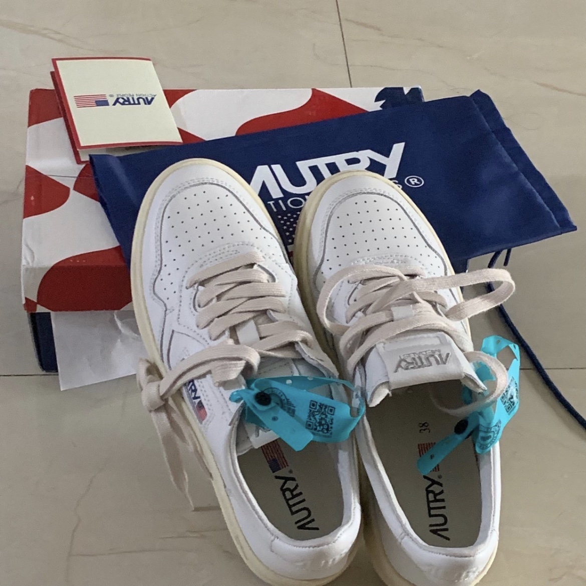 (W) Autry Medalist Low Leather Sneakers White 착용 스타일