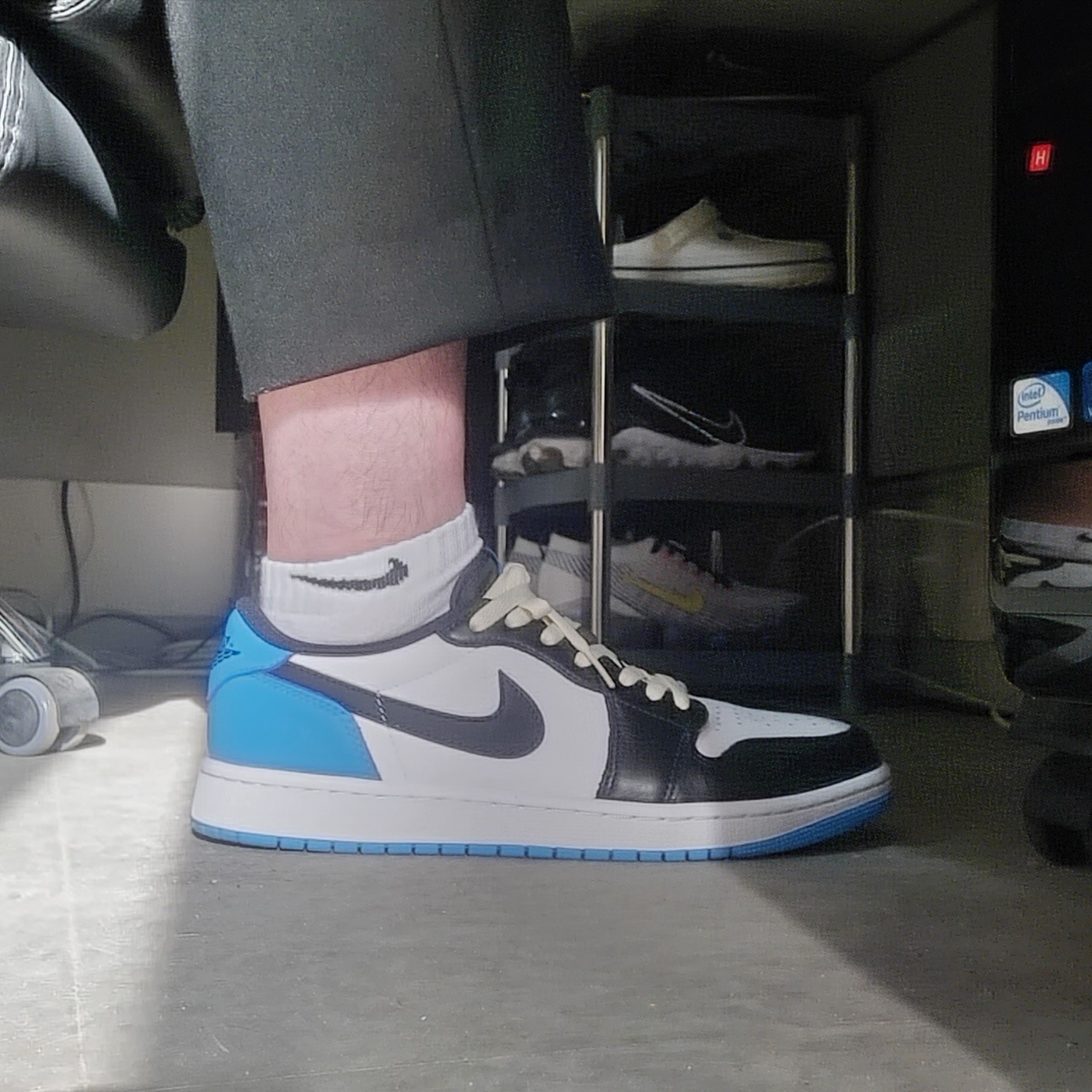 Jordan 1 Retro Low OG Black and Dark Powder Blue 착용 스타일 - 1