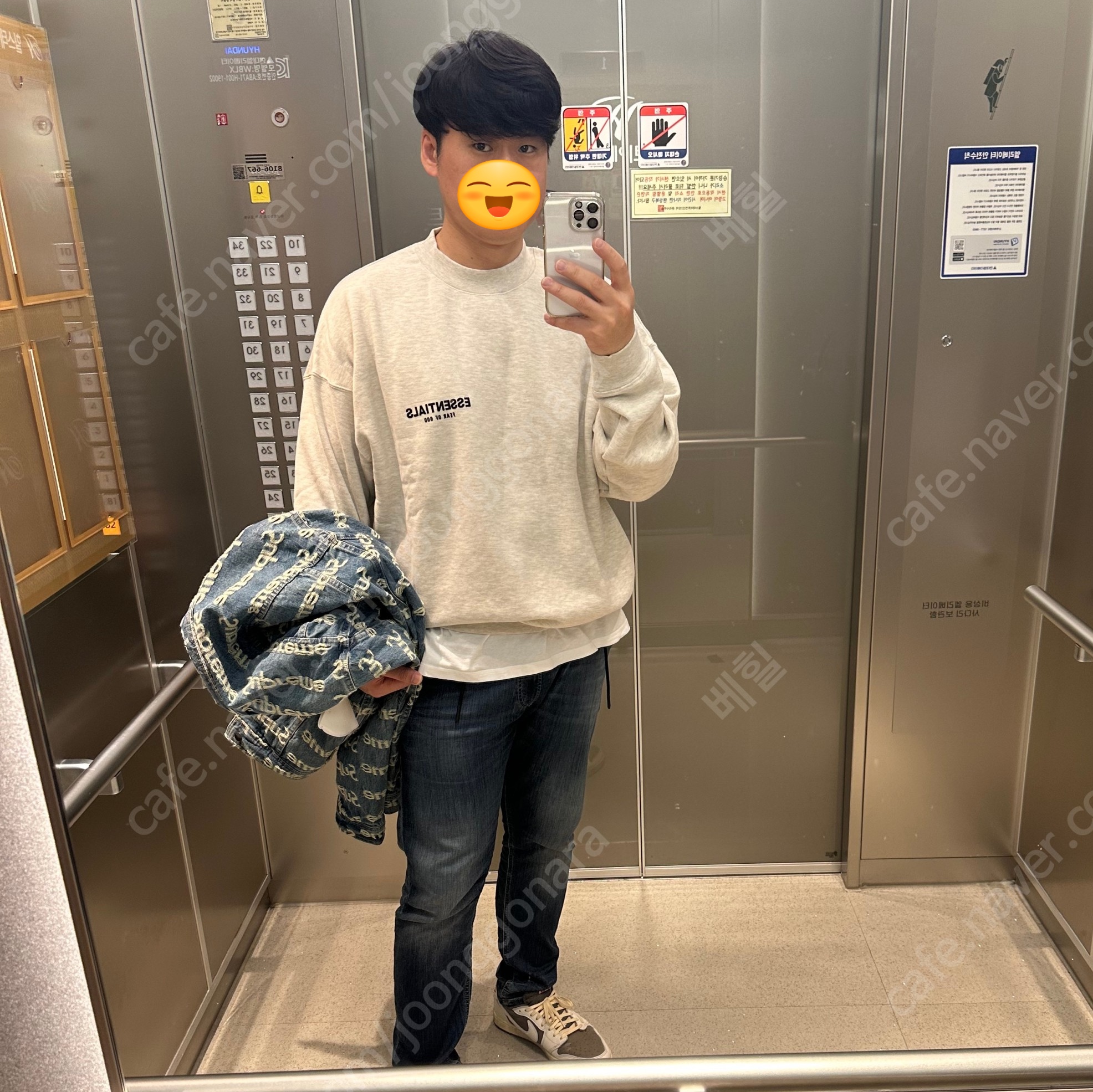 Essentials The Core Collection Crewneck Sweatshirt Light Oatmeal, Supreme Frayed Logos Denim Trucker Jacket Blue - 21SS 착용 스타일 - 1