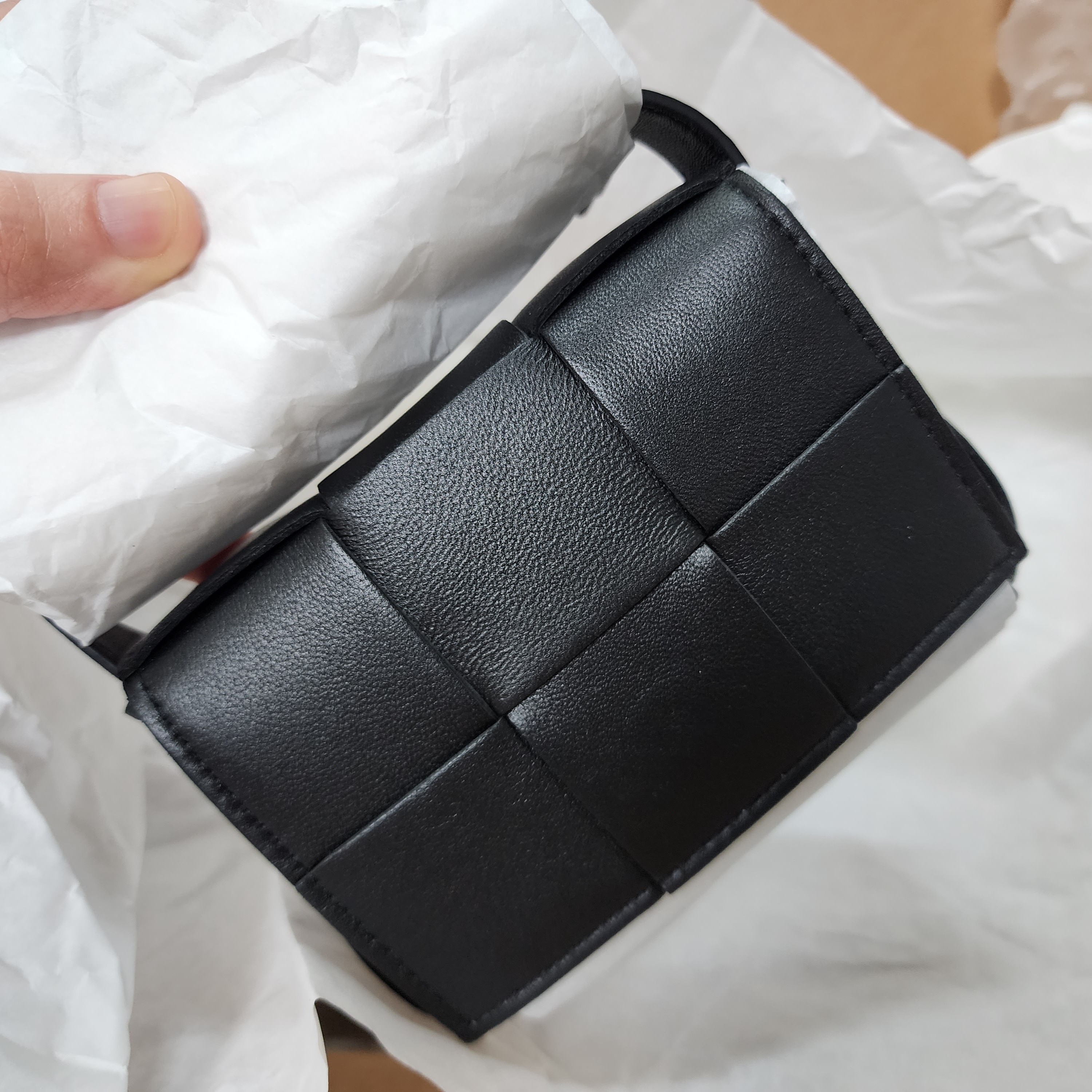 Bottega Veneta Mini Leather Cassette Black 착용 스타일 - 2